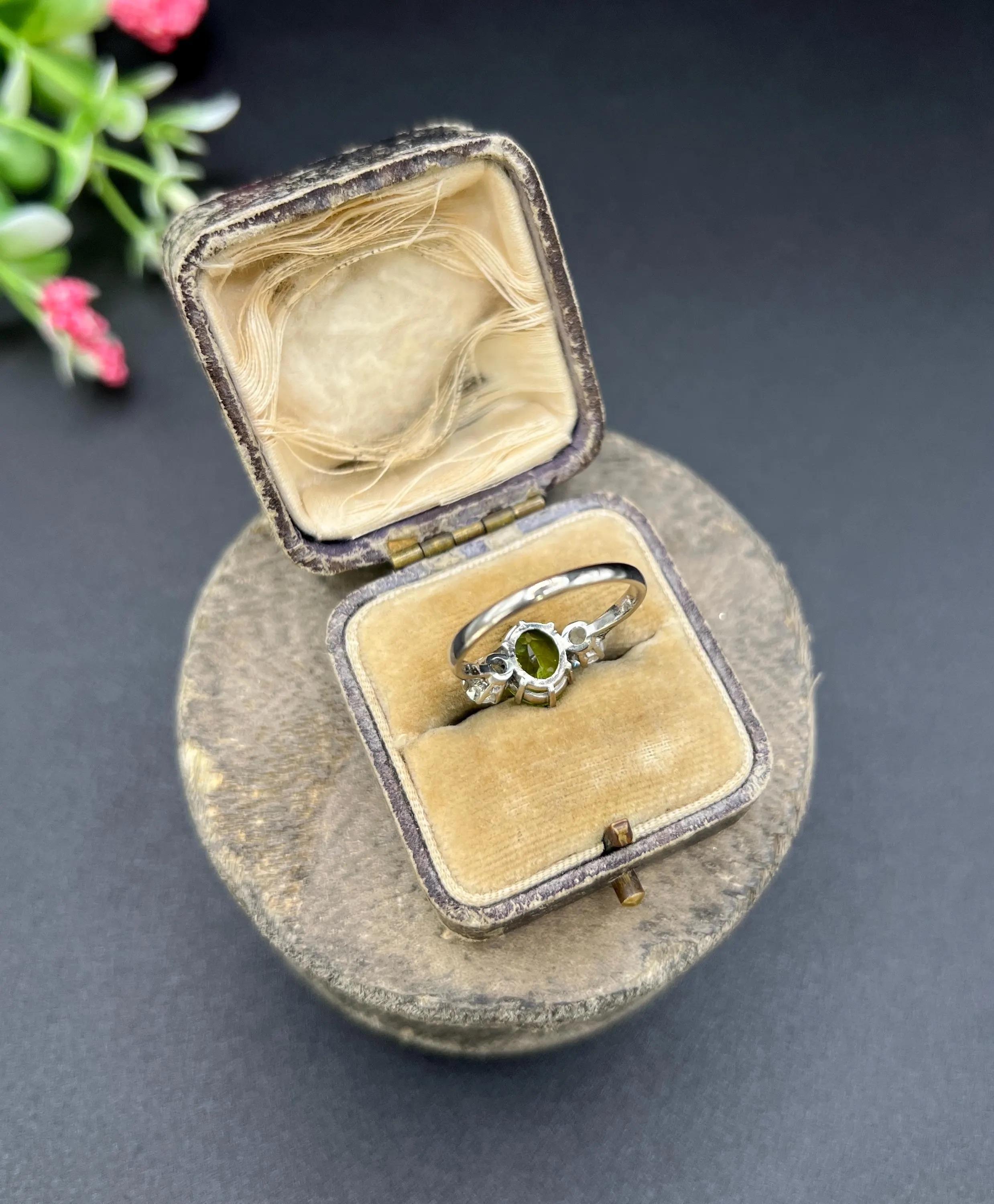 Bague ancienne à trois pierres en or jaune 18 ct et platine, datant des années 1920, avec péridot et diamant en vente 4