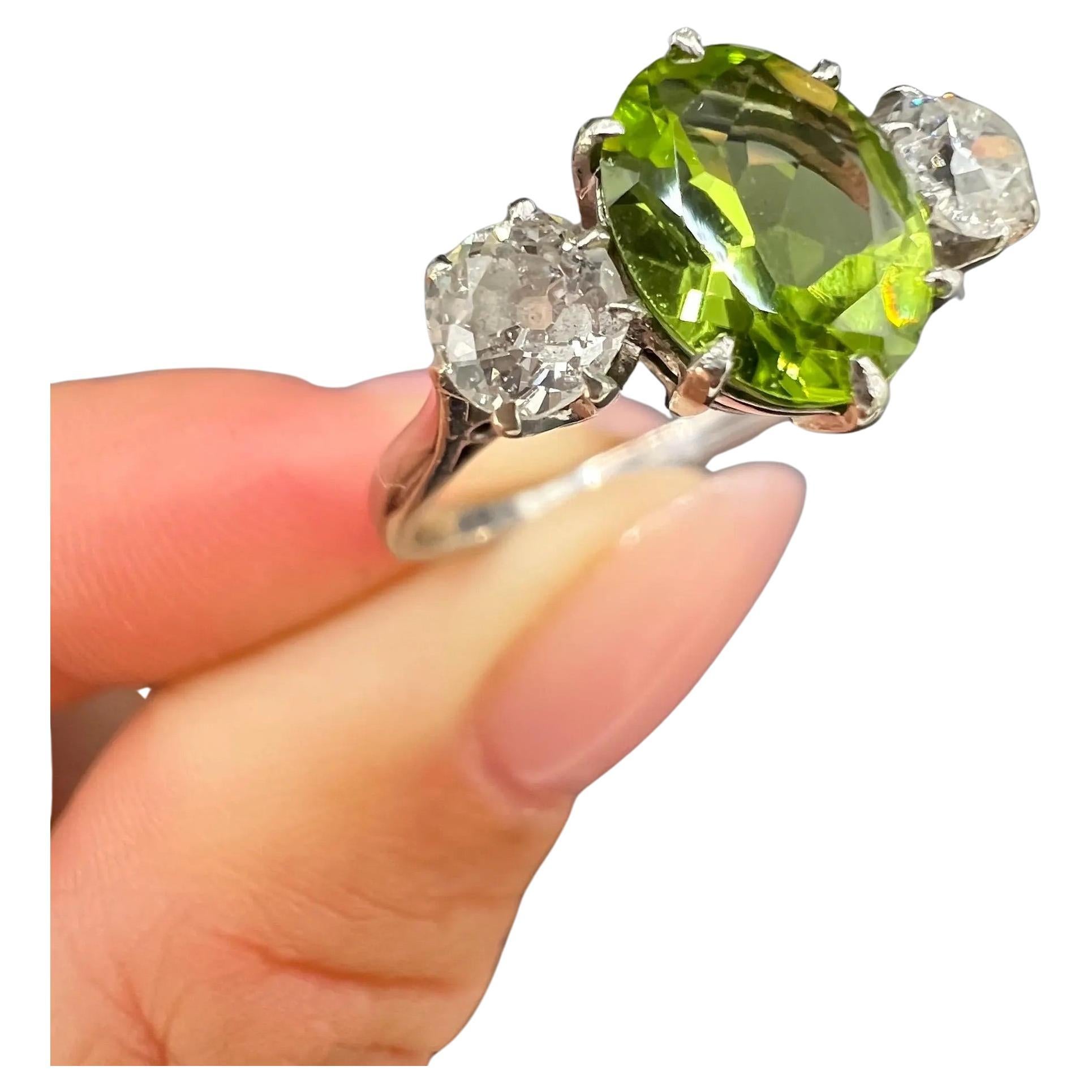 Bague ancienne à trois pierres en or jaune 18 ct et platine, datant des années 1920, avec péridot et diamant en vente