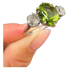 Antico anello a tre pietre in oro giallo 18ct e platino, 1920, con peridoto e diamanti