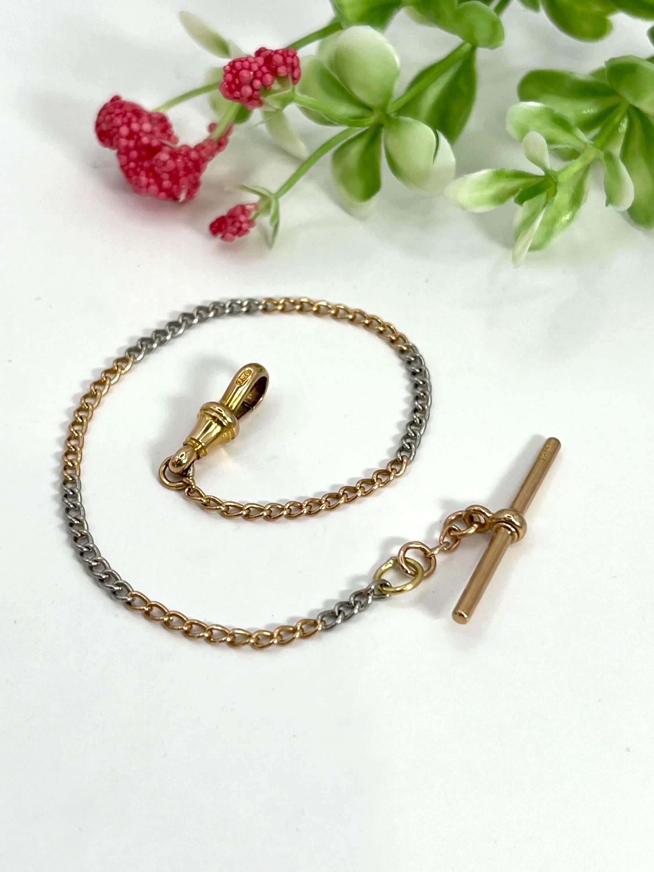 Pulsera antigua de bordillo 

Oro 18ct Estampado 

Alrededor de 1910

Un llamativo brazalete eduardiano compuesto por eslabones alternados de platino y oro amarillo de 18 quilates, que muestra la fascinación de la época por la mezcla de metales y la