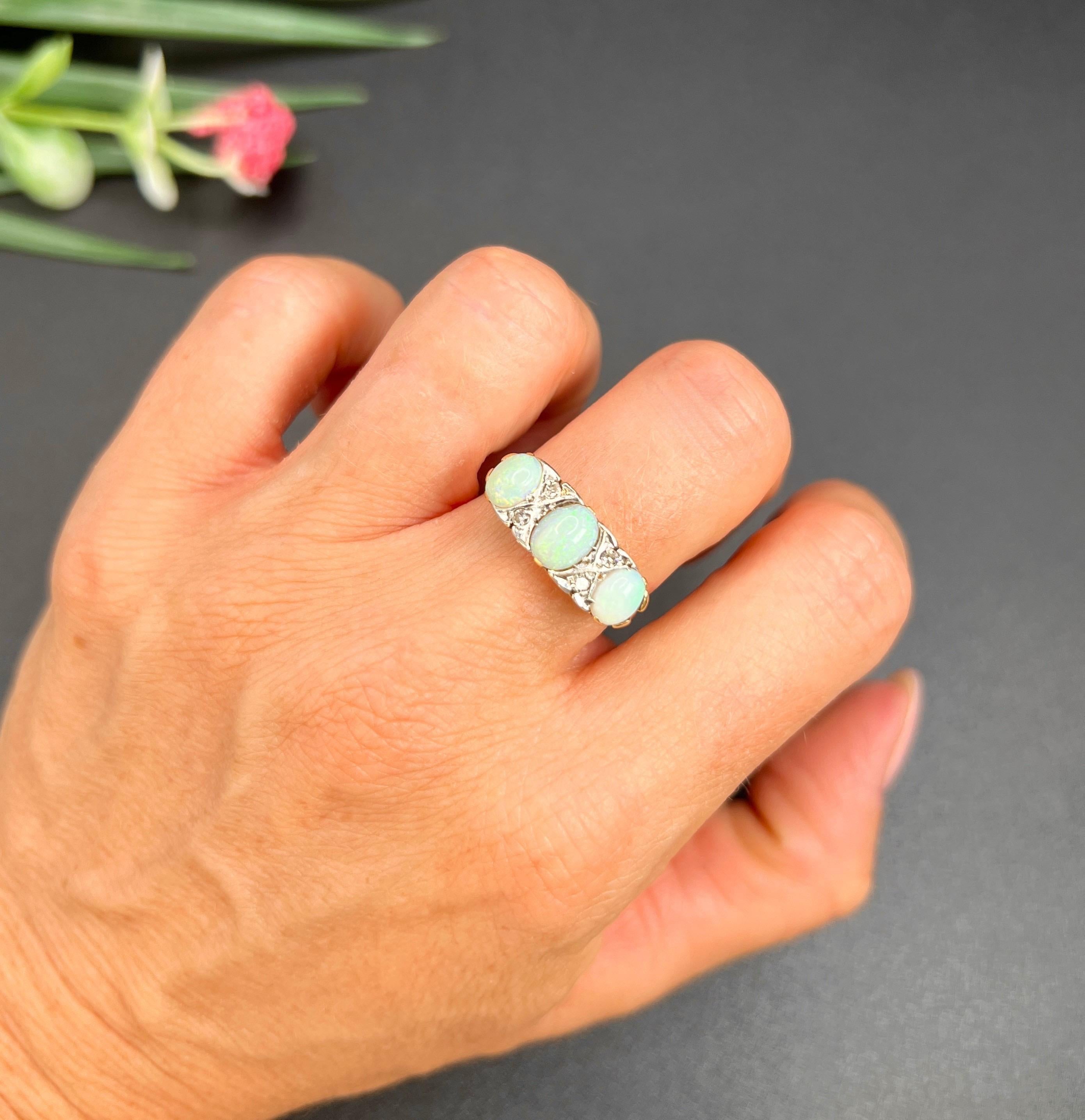 Antiker Opal Ring 

18ct Gold & Platin

CIRCA 1910

Dieser exquisite Opalring aus 18-karätigem Gold aus der Edwardianischen Ära ist ein wahres Zeugnis der Kunstfertigkeit seiner Zeit. Dieses atemberaubende Stück zeigt eine fabelhafte,