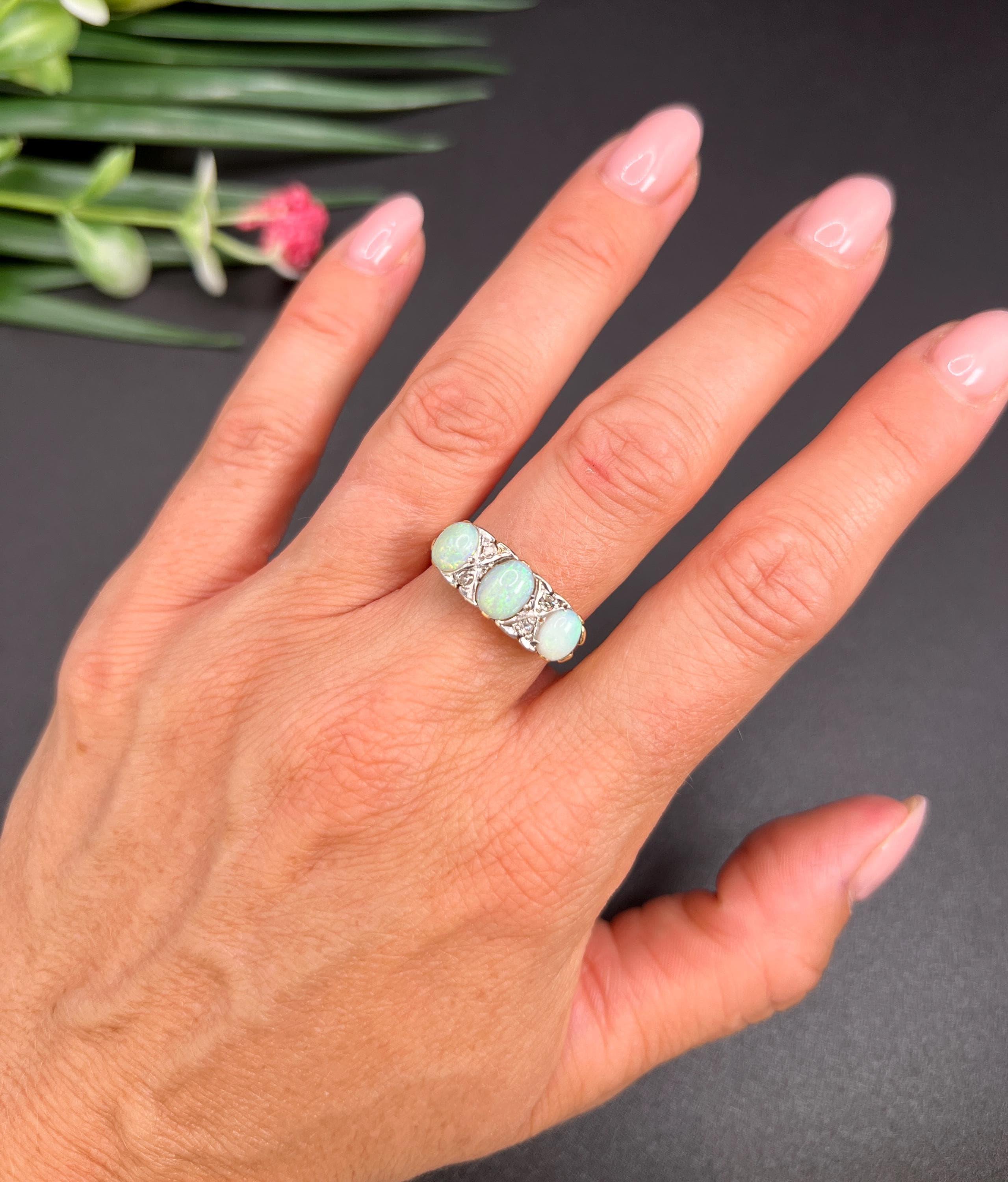 Antiker 18ct Gelbgold & Platin, Edwardianischer geschnitzter Opal und Diamantring (Ovalschliff) im Angebot