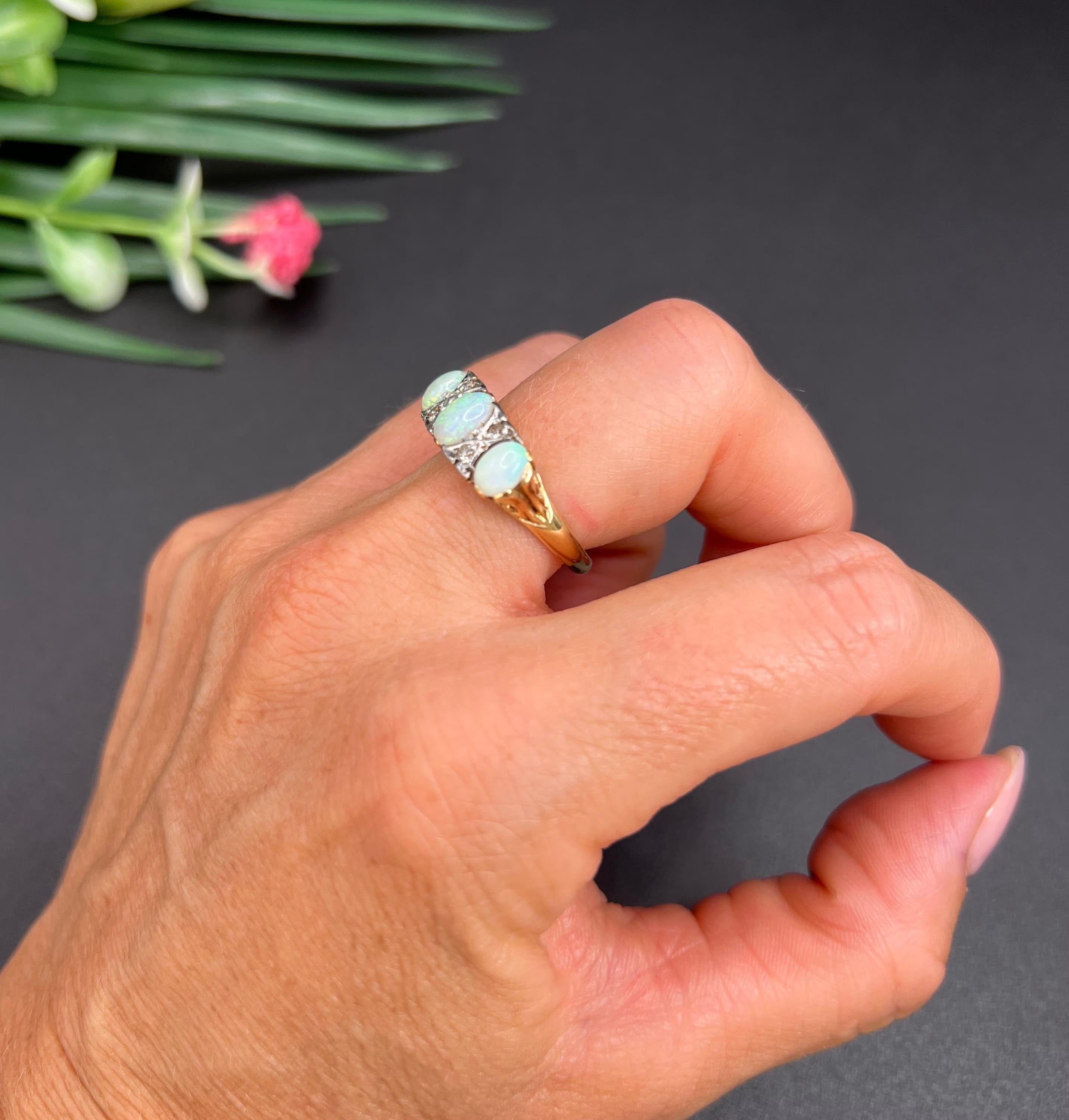 Antiker 18ct Gelbgold & Platin, Edwardianischer geschnitzter Opal und Diamantring im Zustand „Gut“ im Angebot in Brighton, GB