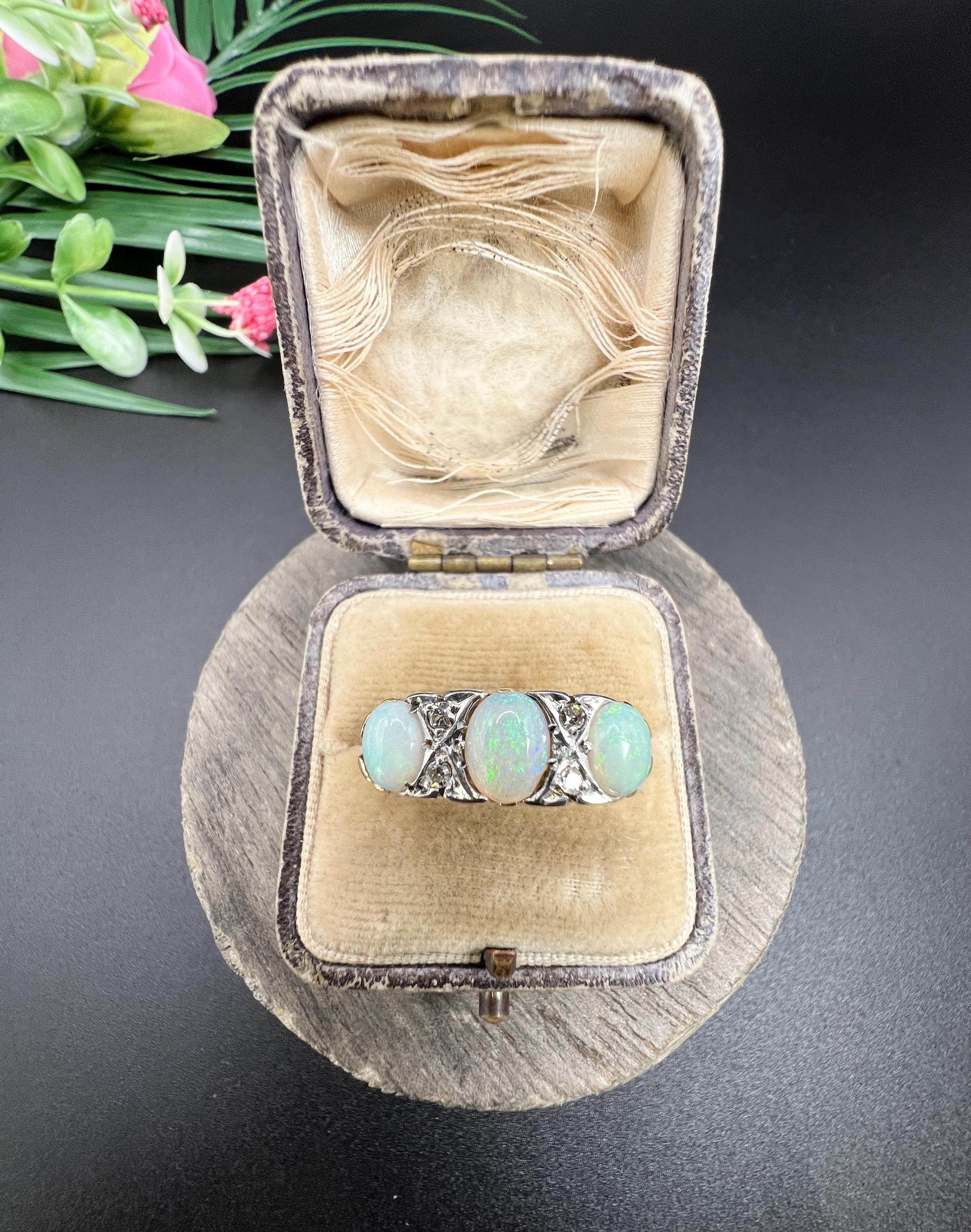 Antiker 18ct Gelbgold & Platin, Edwardianischer geschnitzter Opal und Diamantring für Damen oder Herren im Angebot