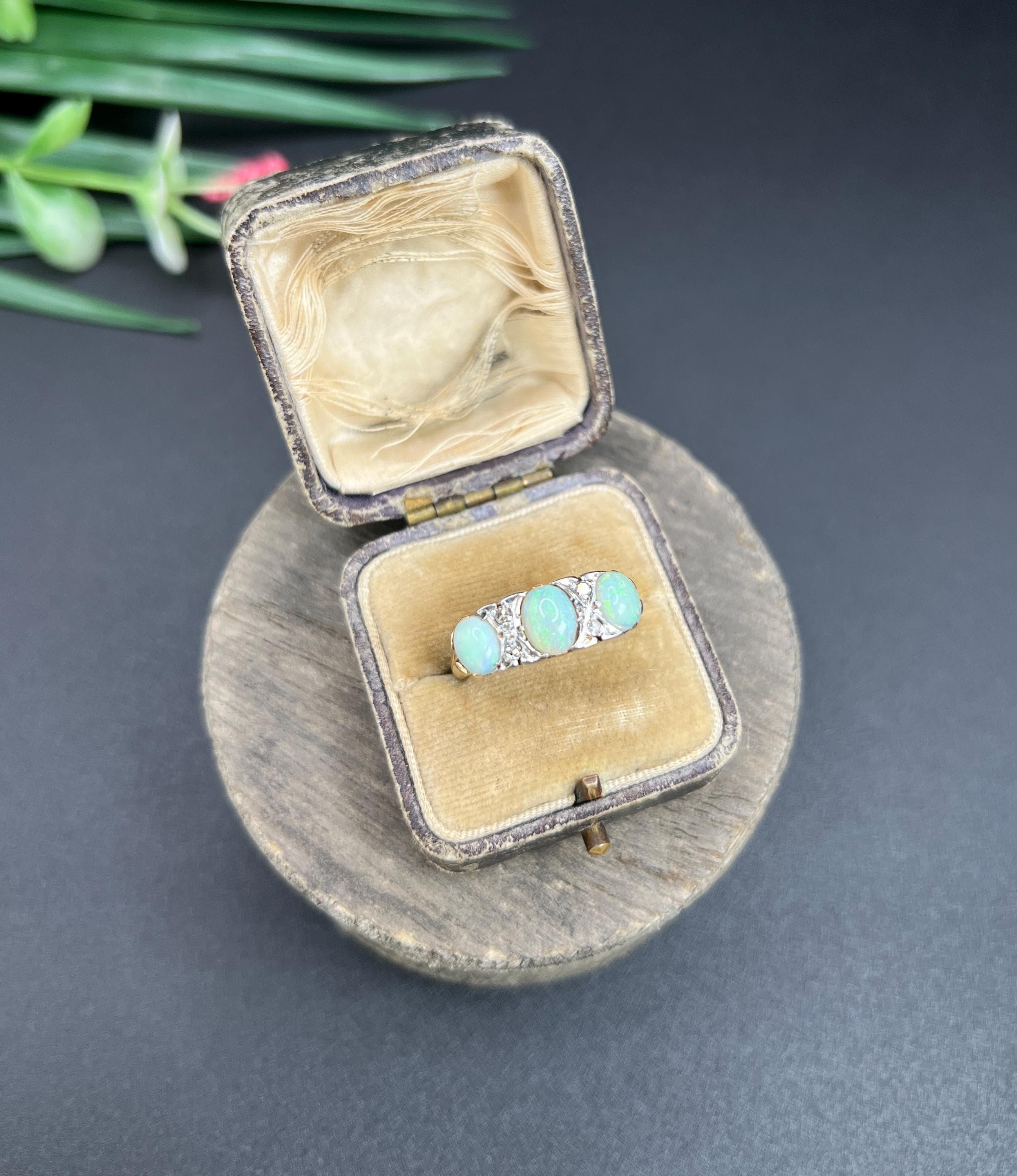 Antiker 18ct Gelbgold & Platin, Edwardianischer geschnitzter Opal und Diamantring im Angebot 1