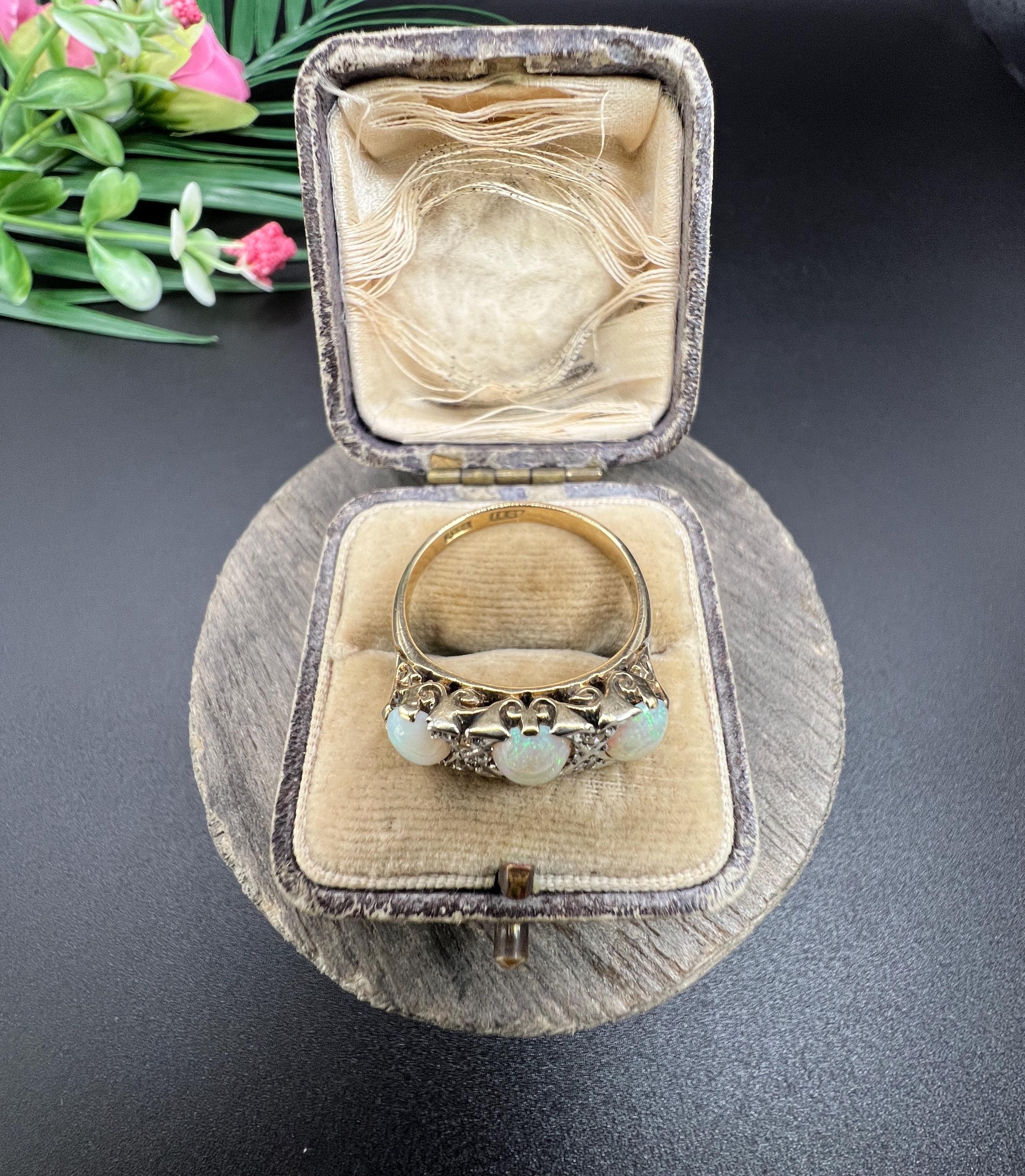 Antiker 18ct Gelbgold & Platin, Edwardianischer geschnitzter Opal und Diamantring im Angebot 2