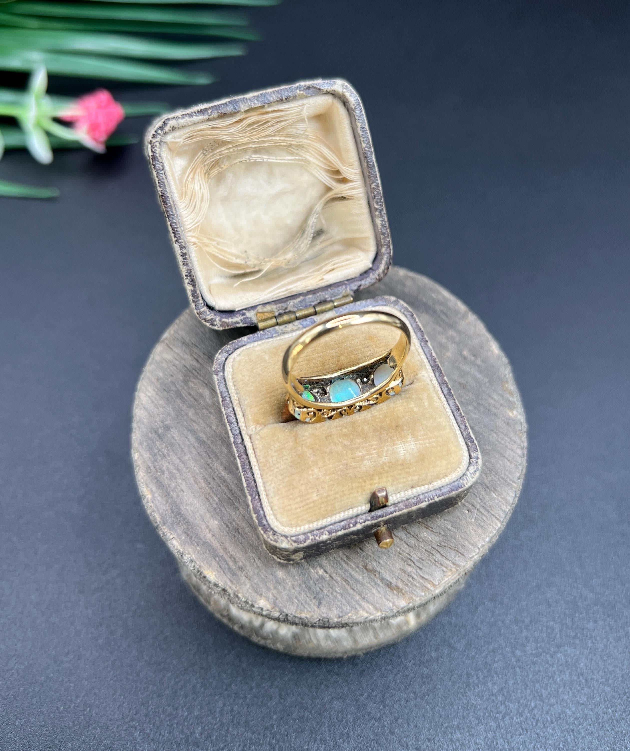 Antiker 18ct Gelbgold & Platin, Edwardianischer geschnitzter Opal und Diamantring im Angebot 3