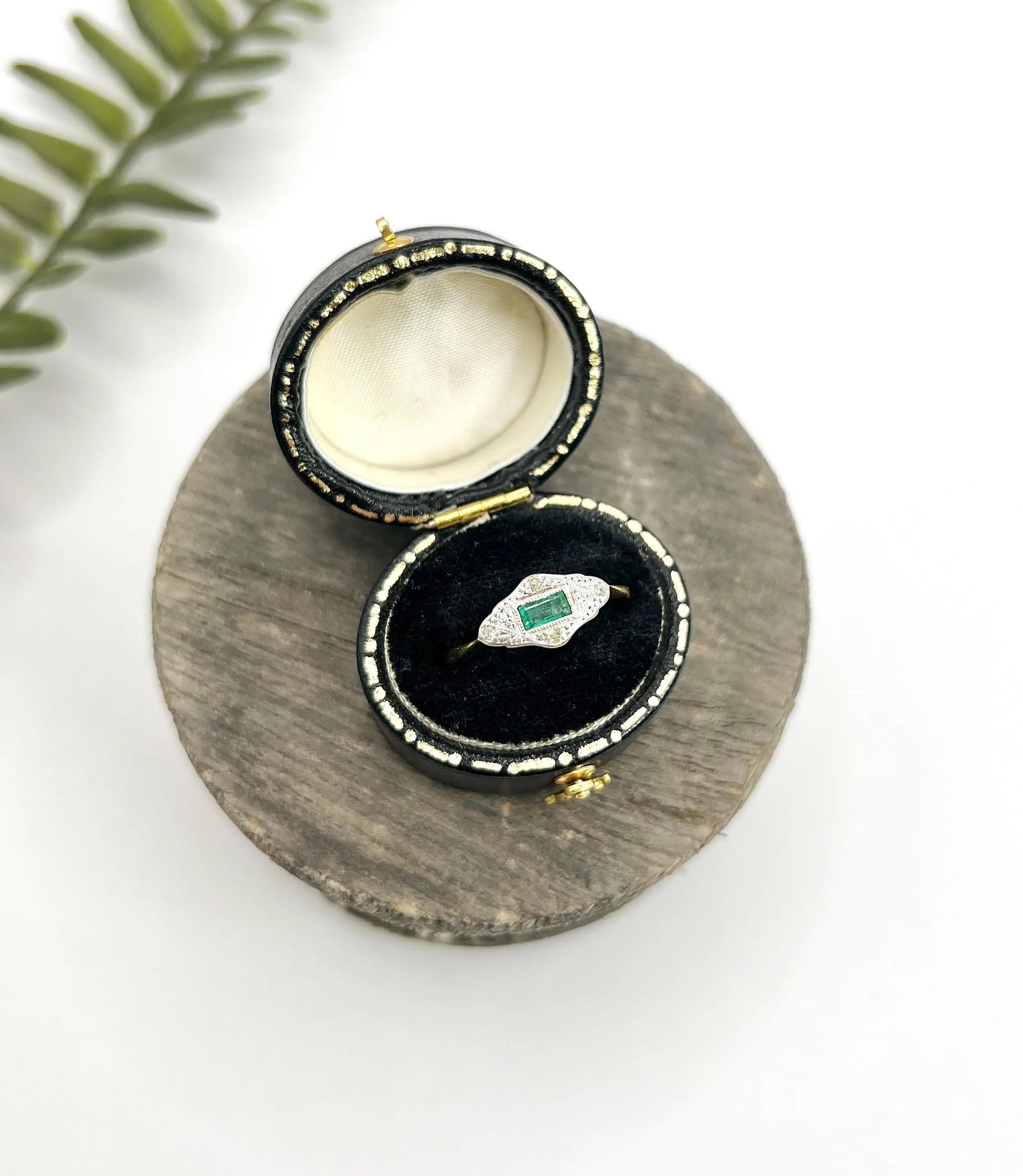 Antique 18ct Yellow Gold & Platinum, Edwardian Emerald and Diamond Ring In Good Condition In Brighton, GB