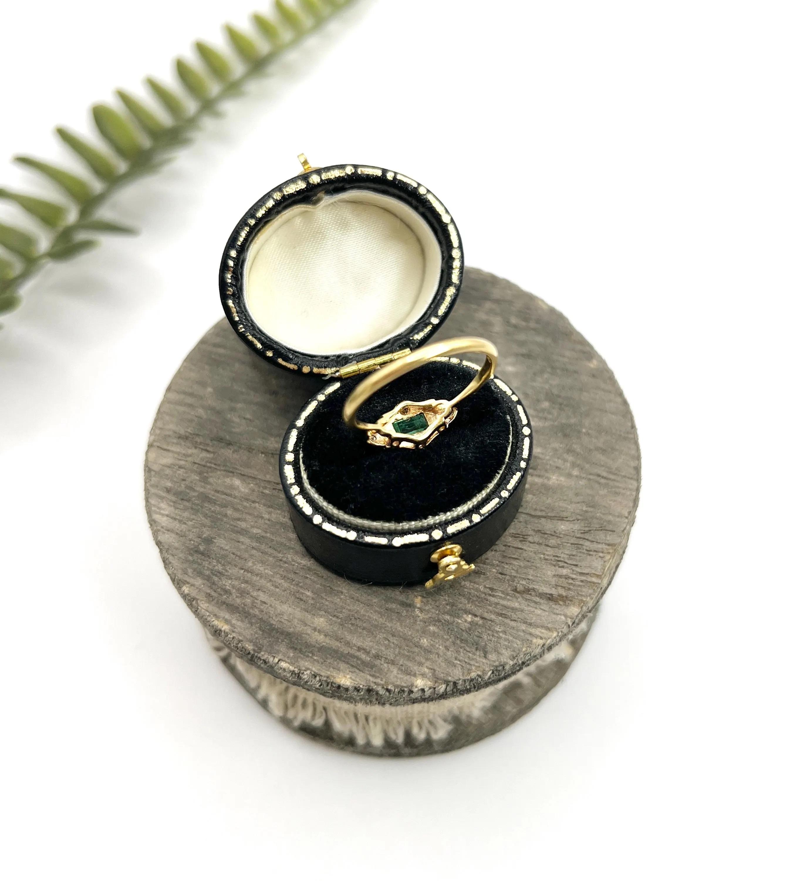 Antique 18ct Yellow Gold & Platinum, Edwardian Emerald and Diamond Ring 4