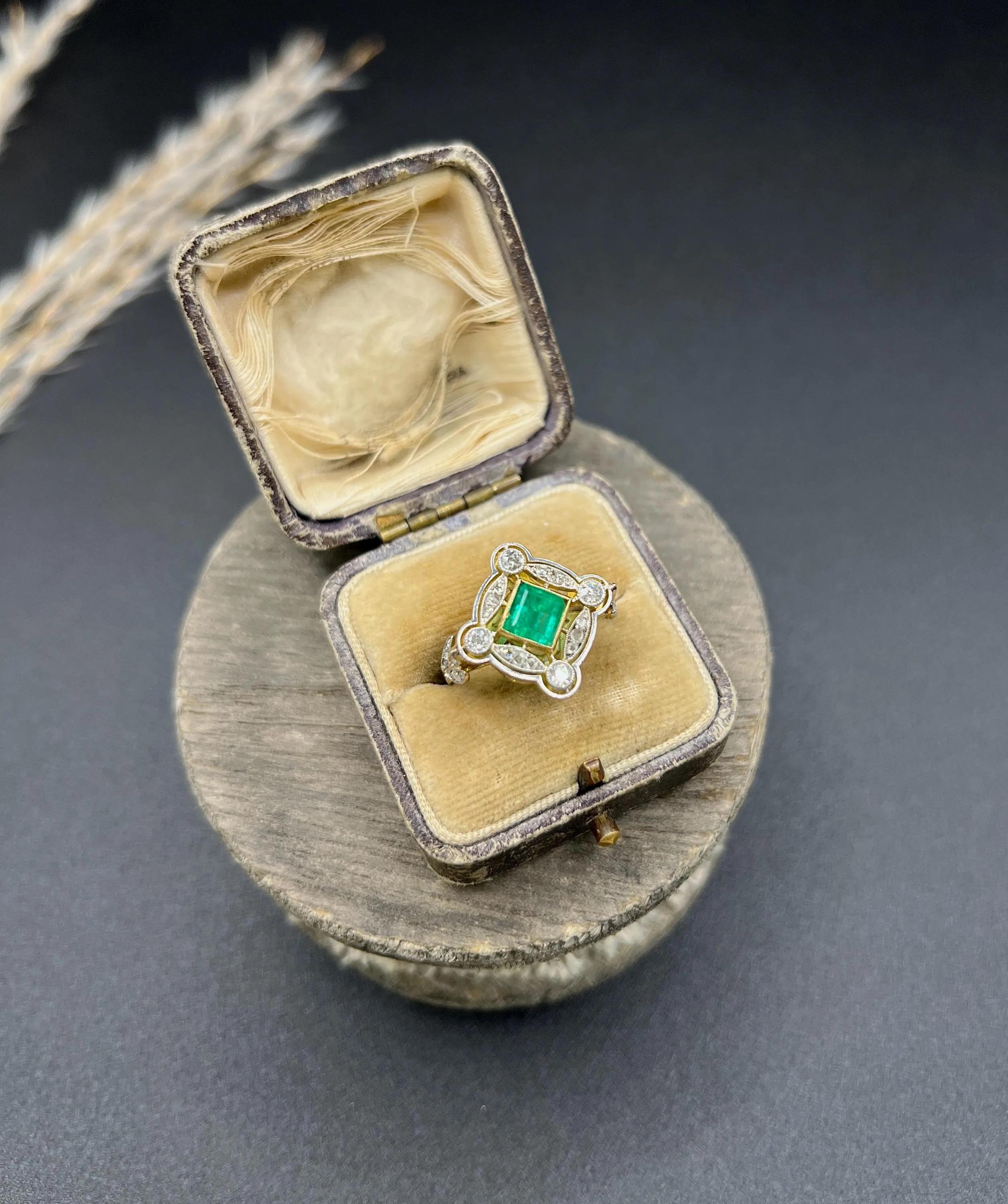 Bague ancienne en or jaune 18ct et platine, d'époque édouardienne, avec halo d'émeraudes et de diamants en vente 2