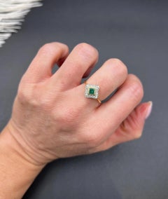 Anello antico in oro giallo 18 carati e platino, con smeraldi e diamanti, epoca edoardiana