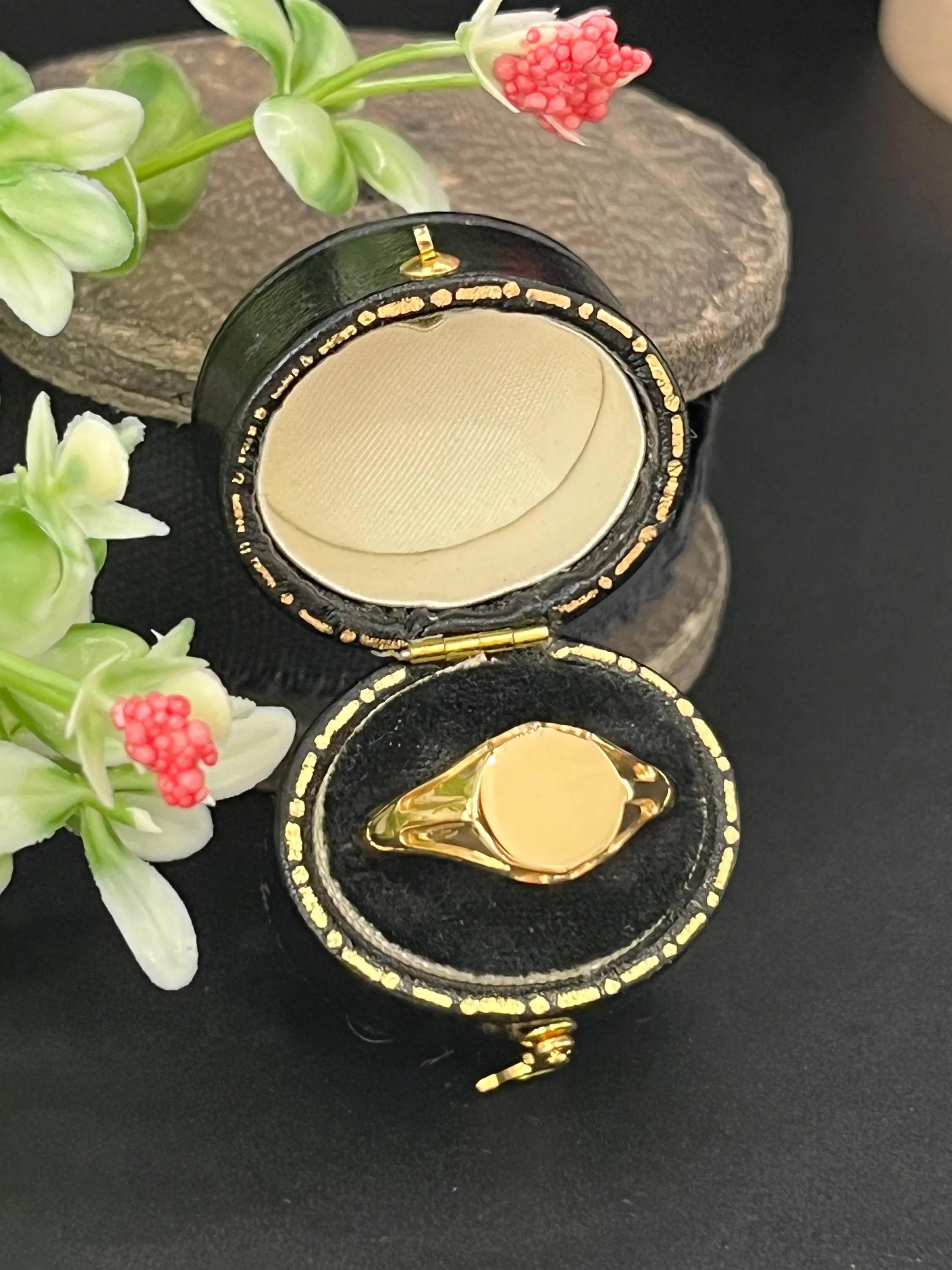 Antique 18ct Yellow Gold Round Signet Ring, Hallmarked Birmingham 1921 For Sale 5