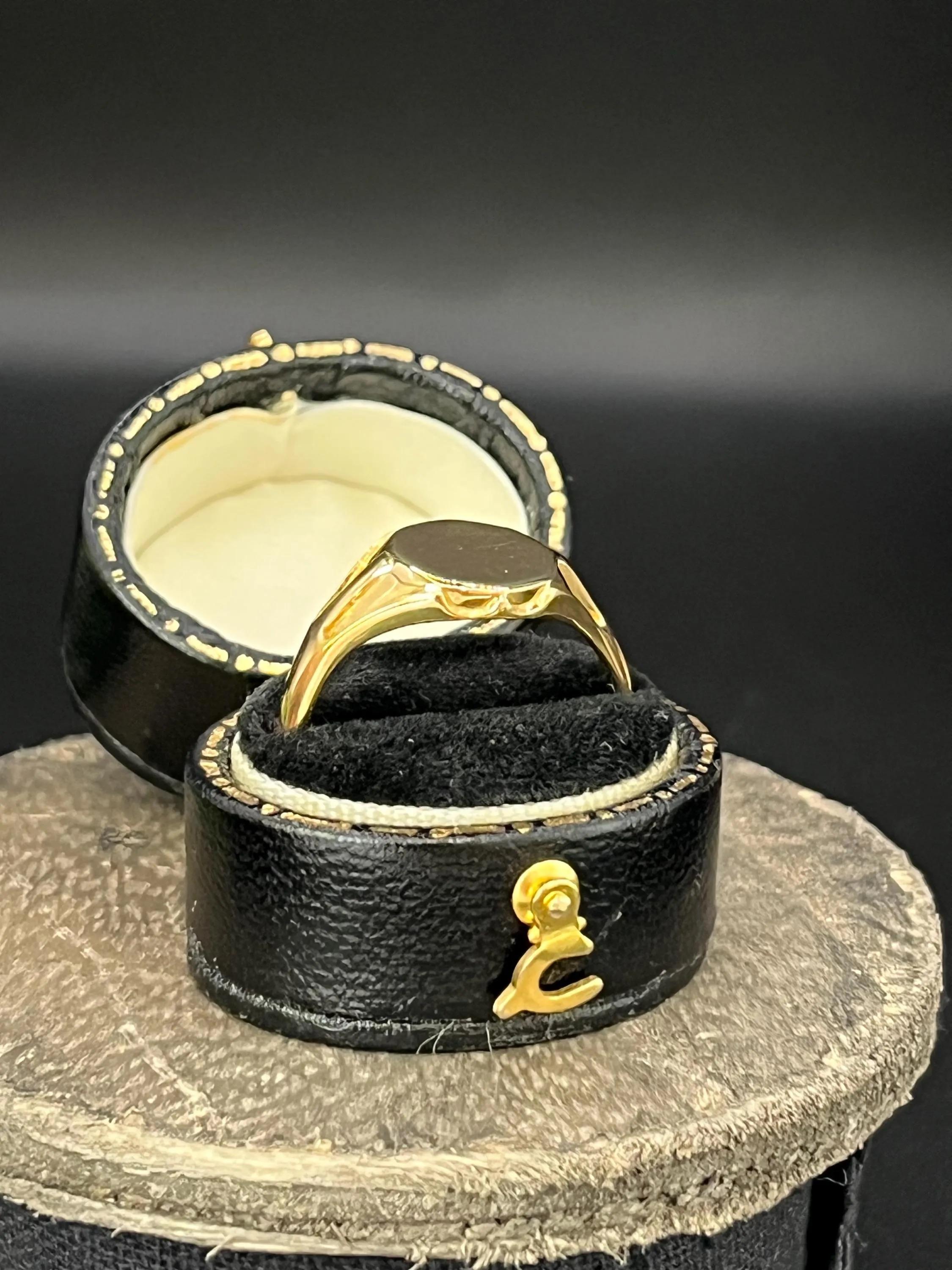 Antique 18ct Yellow Gold Round Signet Ring, Hallmarked Birmingham 1921 For Sale 6