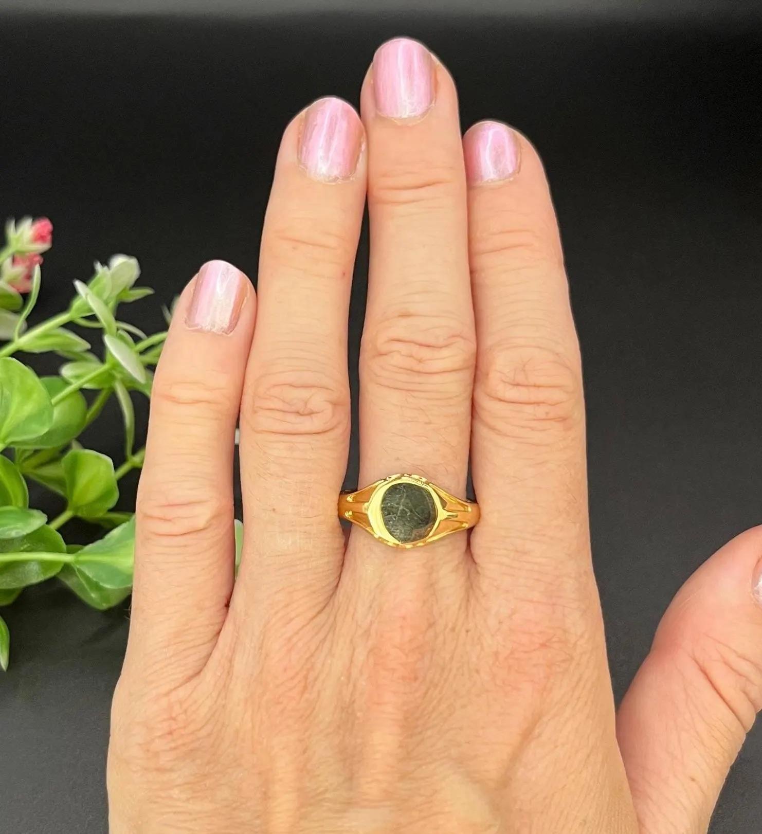 Antique Plain Round Signet Ring

18ct Yellow Gold

Hallmarked Birmingham 1921

This antique signet ring, crafted in solid 18ct gold and hallmarked in Birmingham in 1921, is a testament to enduring style. Its plain, round face measuring 10mm across