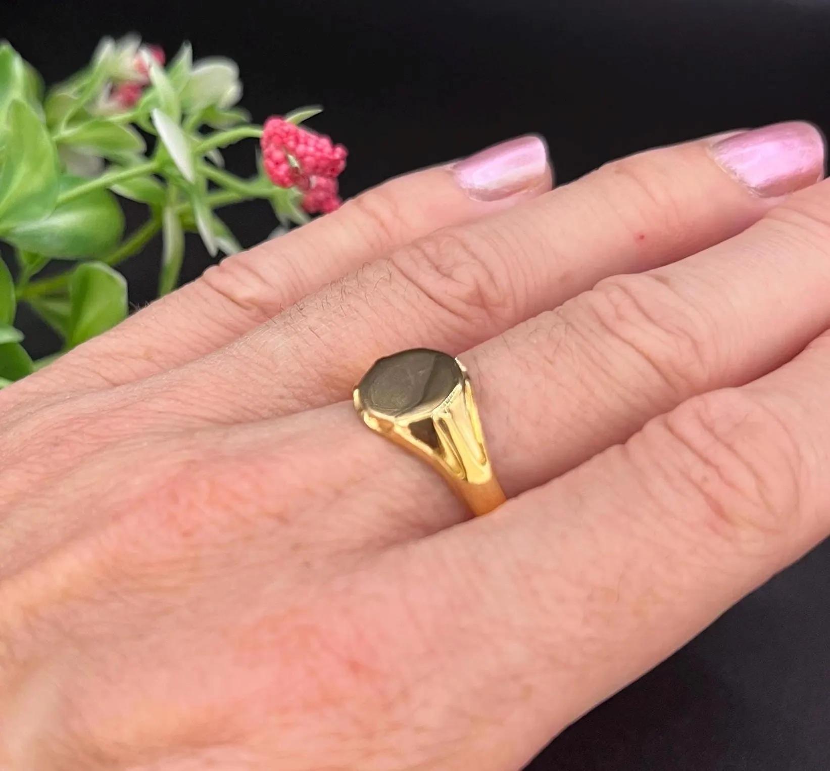 Edwardian Antique 18ct Yellow Gold Round Signet Ring, Hallmarked Birmingham 1921 For Sale