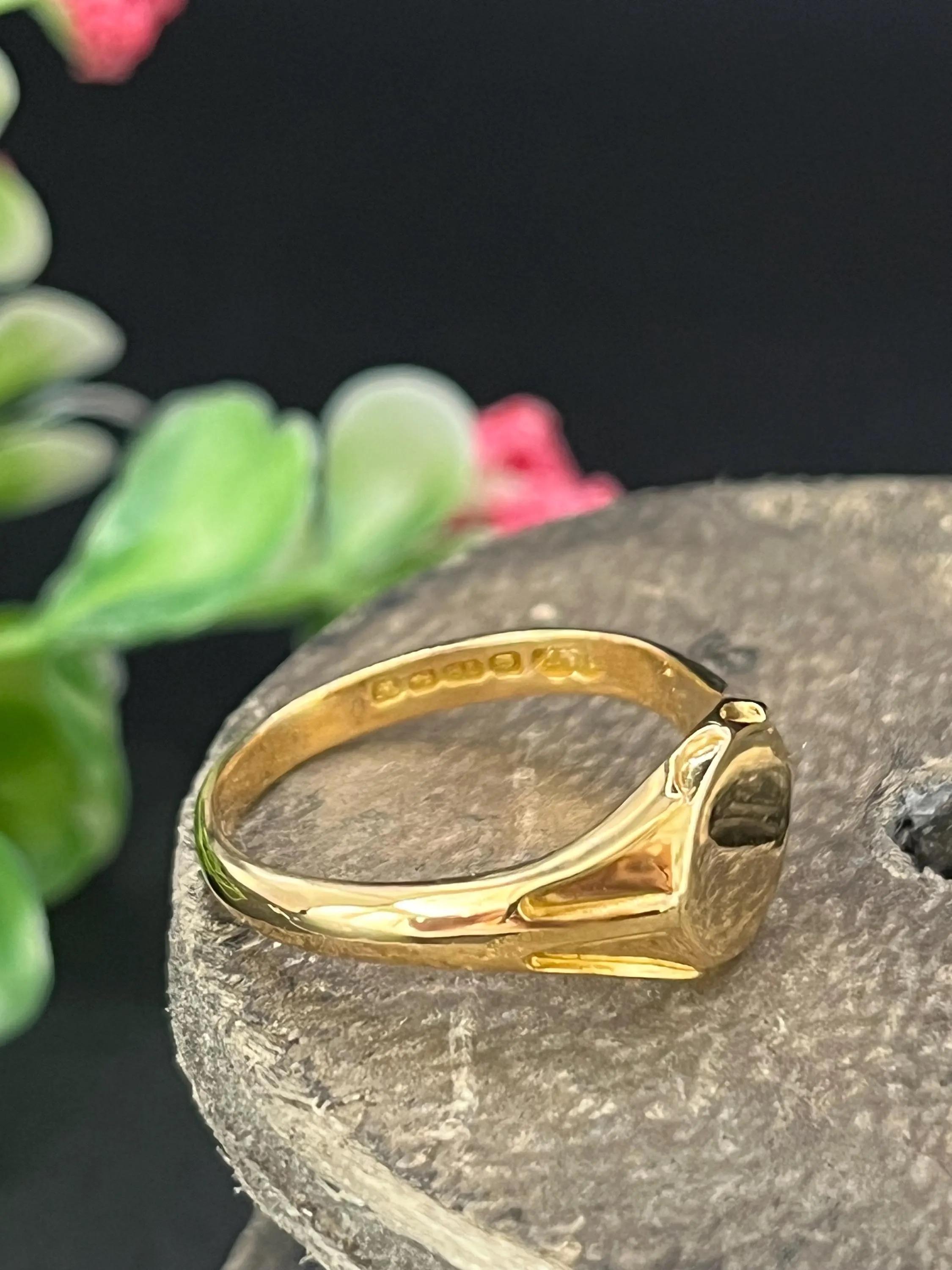 Antique 18ct Yellow Gold Round Signet Ring, Hallmarked Birmingham 1921 In Good Condition For Sale In Brighton, GB
