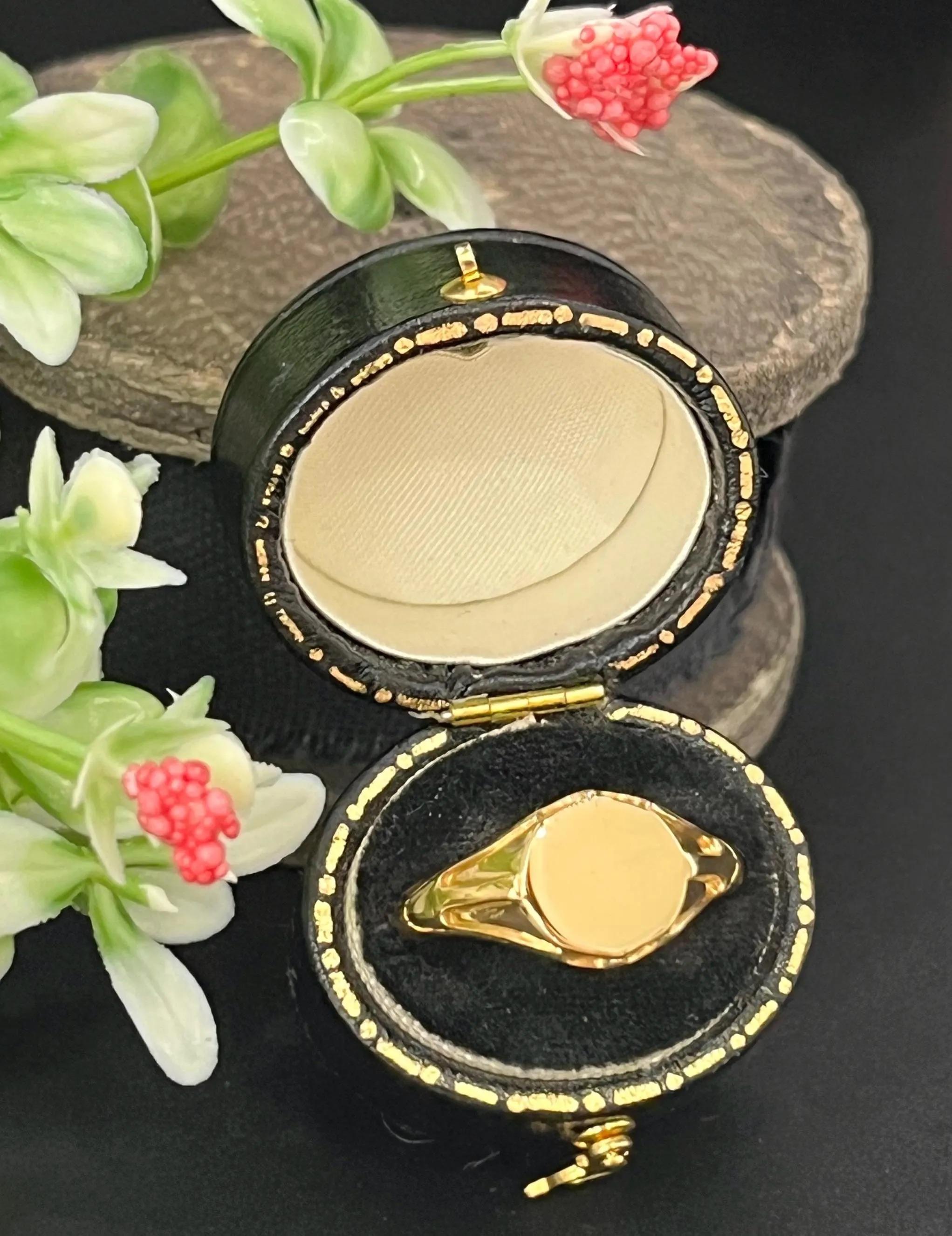 Women's or Men's Antique 18ct Yellow Gold Round Signet Ring, Hallmarked Birmingham 1921 For Sale