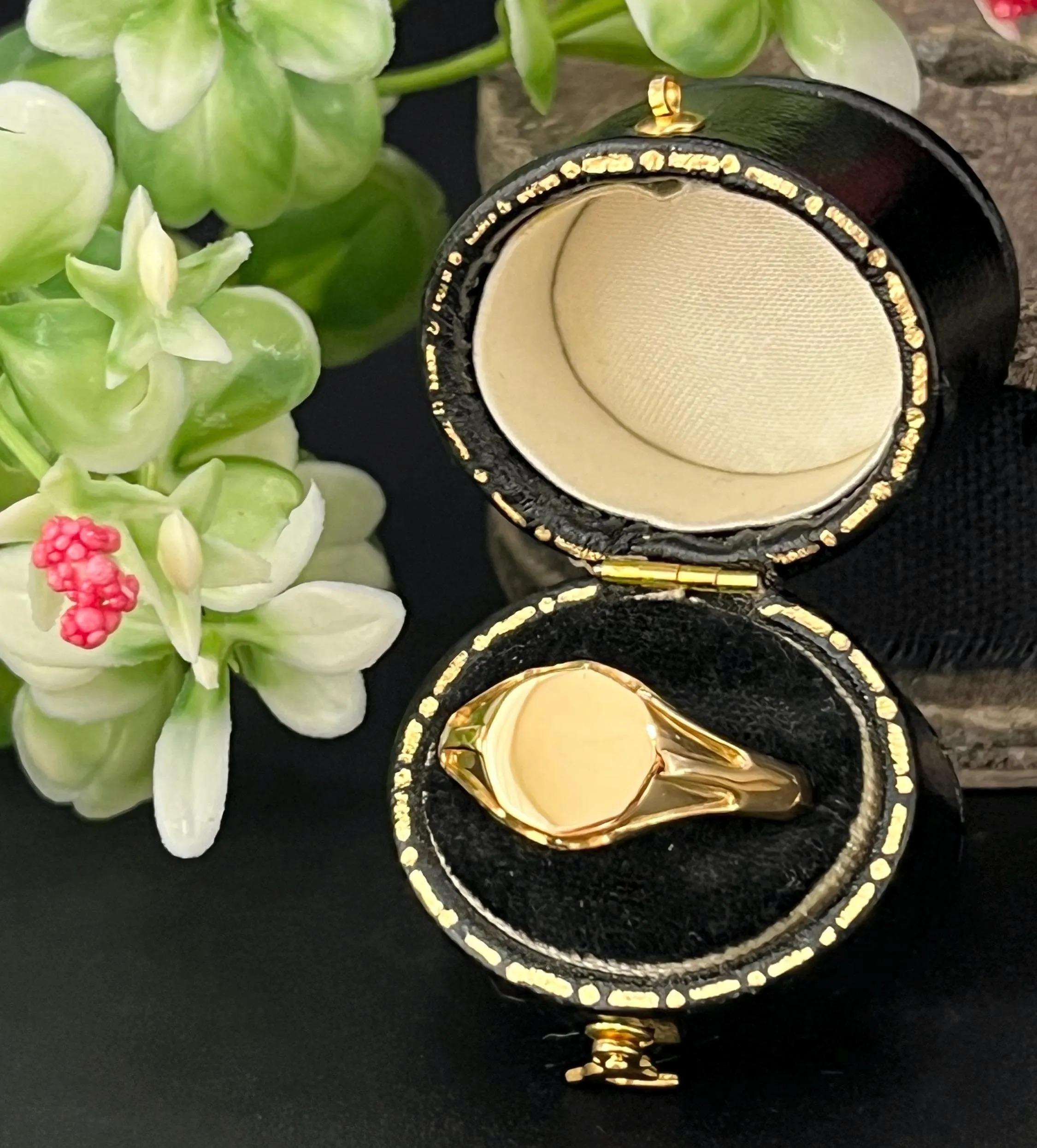 Antique 18ct Yellow Gold Round Signet Ring, Hallmarked Birmingham 1921 For Sale 1
