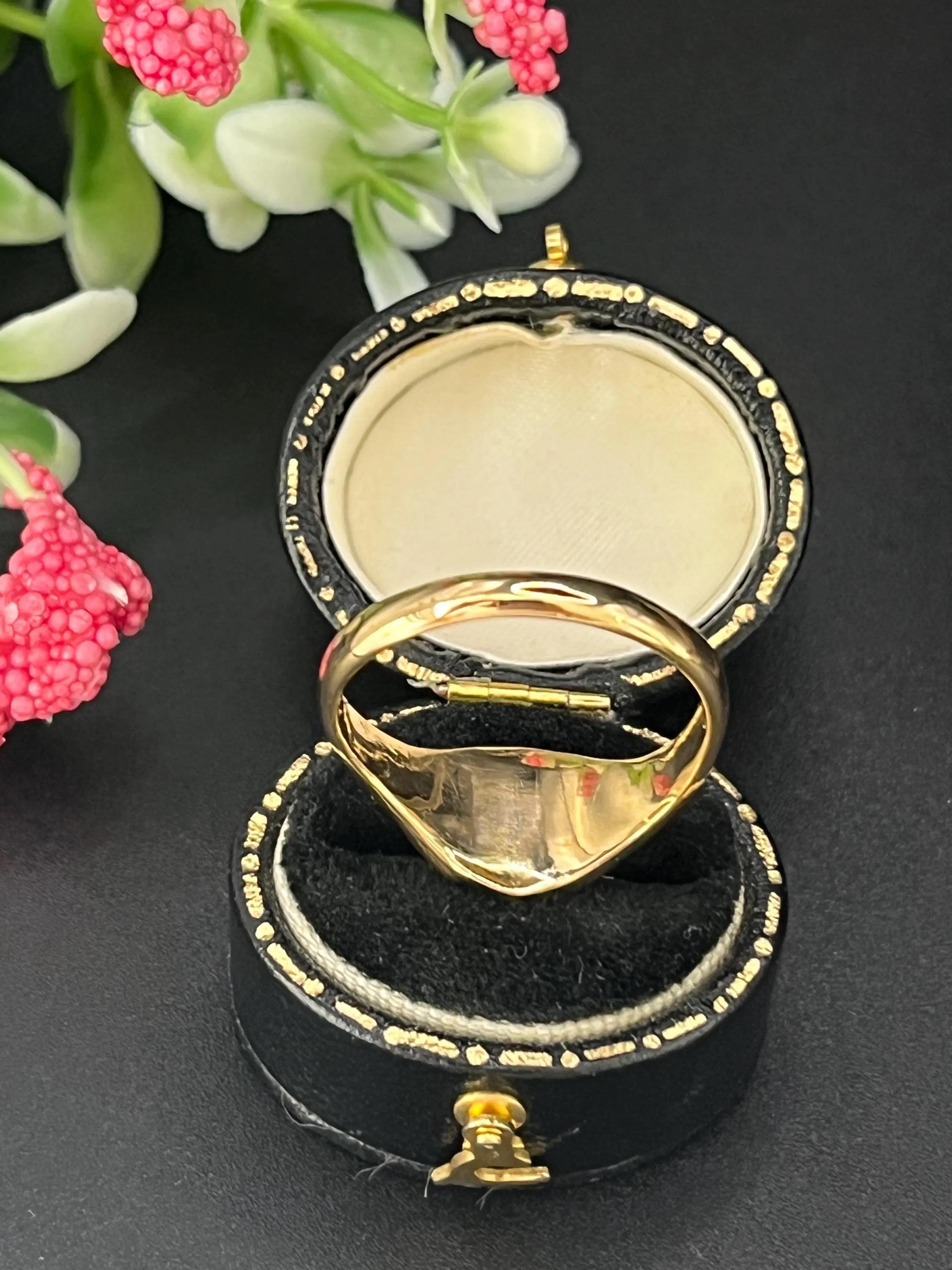 Antique 18ct Yellow Gold Round Signet Ring, Hallmarked Birmingham 1921 For Sale 2