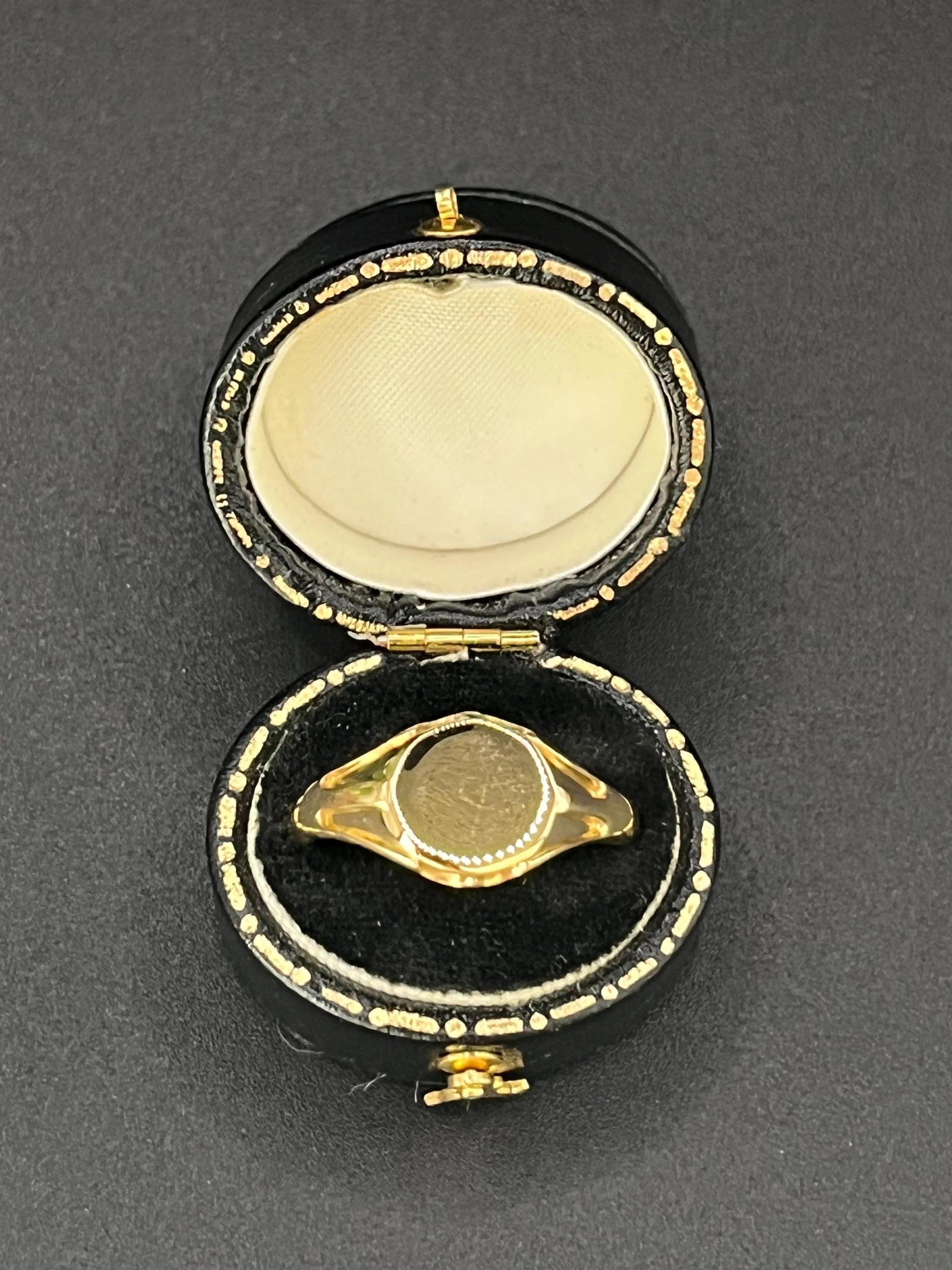 Antique 18ct Yellow Gold Round Signet Ring, Hallmarked Birmingham 1921 For Sale 3