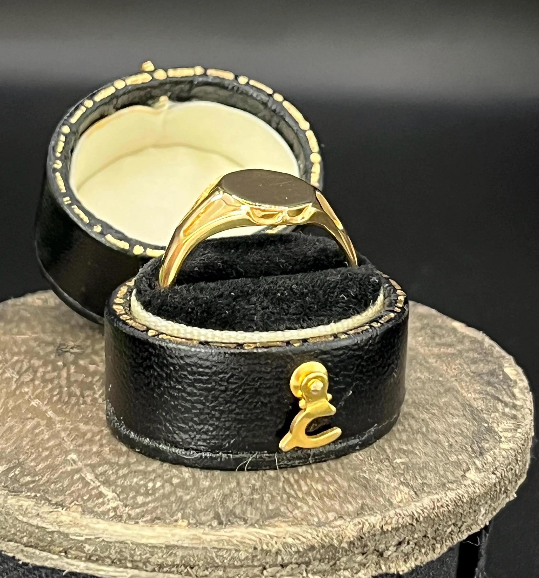 Antique 18ct Yellow Gold Round Signet Ring, Hallmarked Birmingham 1921 For Sale 4