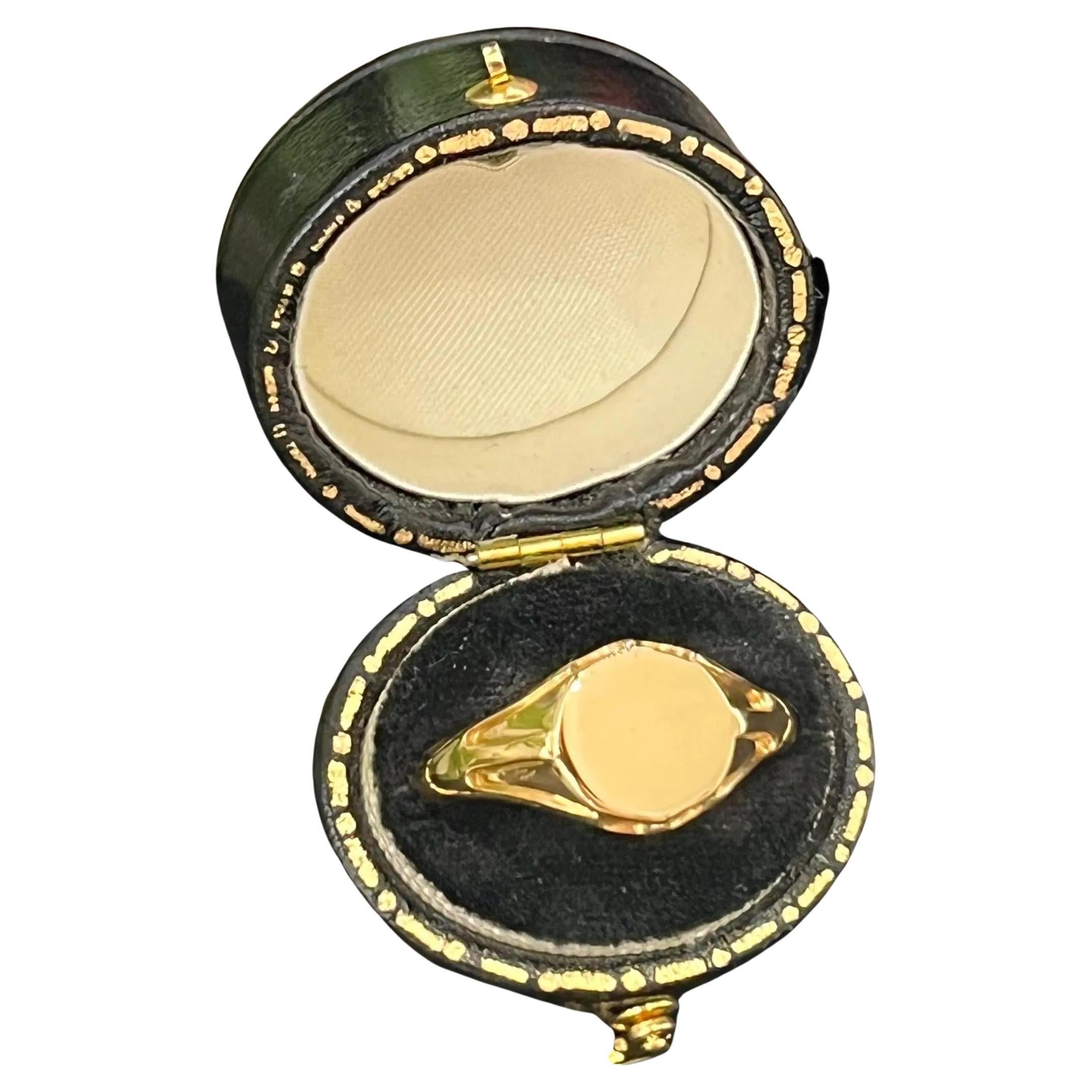 Antique 18ct Yellow Gold Round Signet Ring, Hallmarked Birmingham 1921 For Sale
