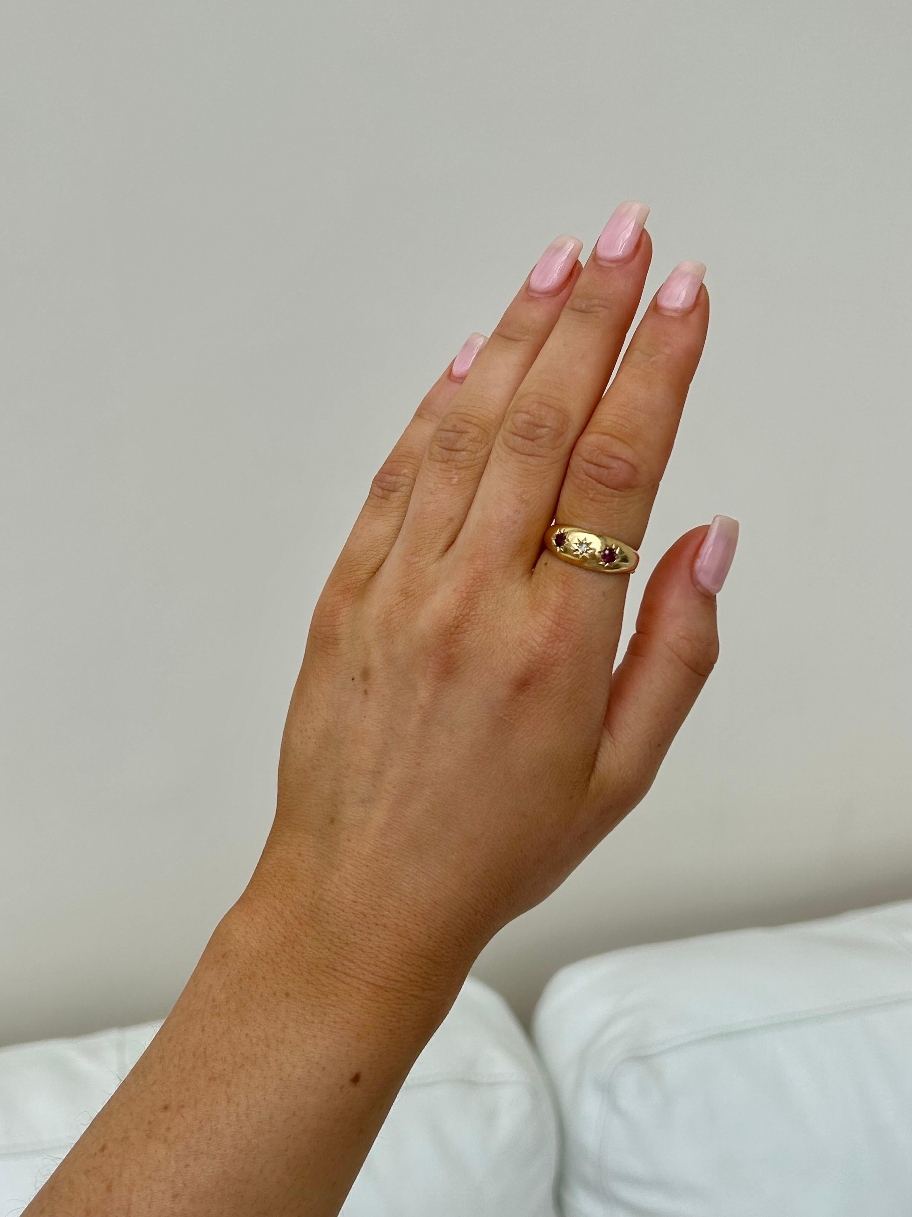 Antiker 3-Sterne-Ring aus 18 Karat Gelbgold mit Rubin und Diamant 

wundervoller Rubin und Diamant 3 Stein Ring auf einem wunderschönen klobigen Goldband 

Der Artikel kommt ohne die Box auf den Fotos, sondern wird in einem gembank1973 Geschenkbox