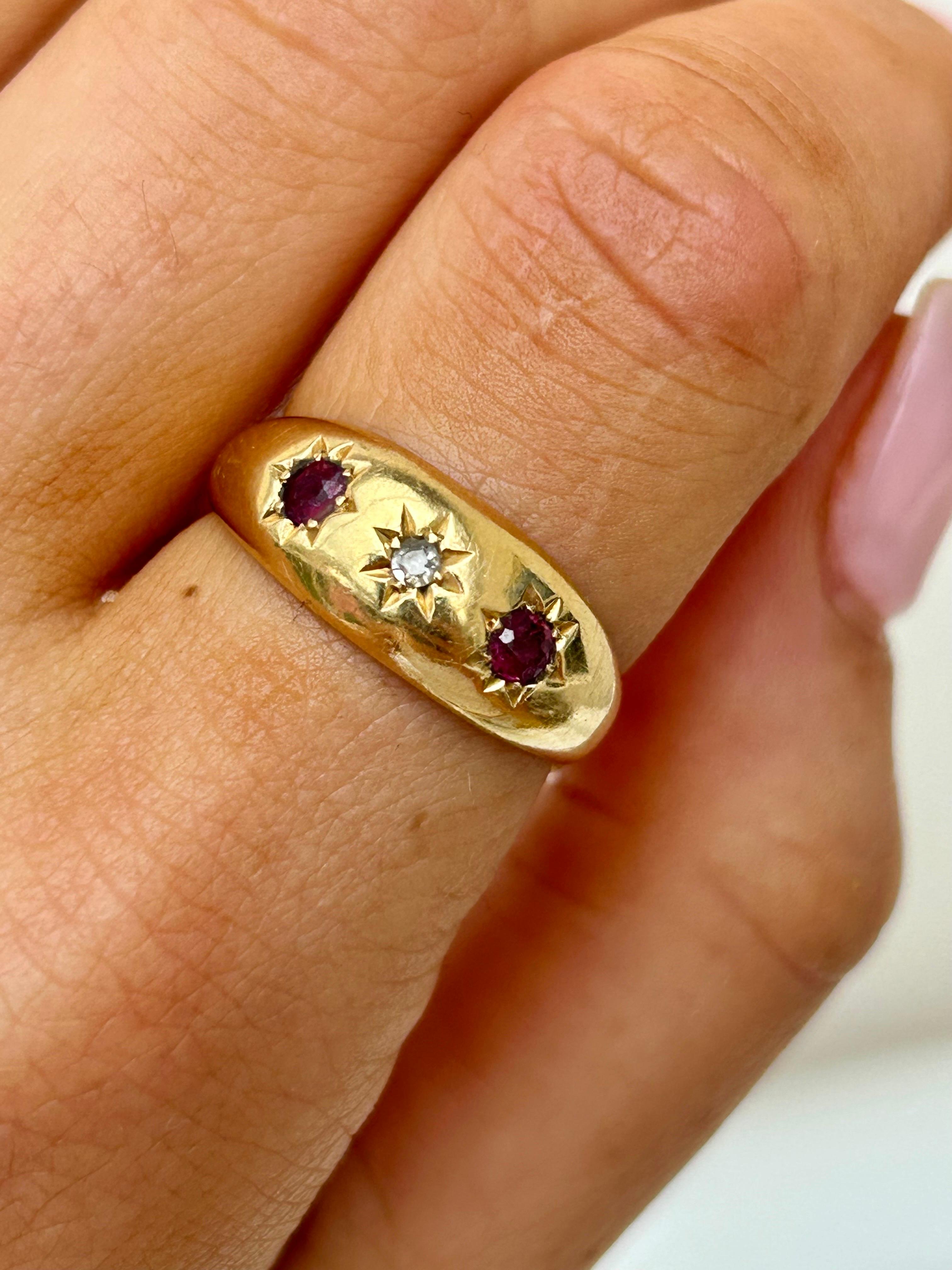 Antiker 3-Sterne-Ring aus 18 Karat Gelbgold mit Rubin und Diamant (Edwardian)