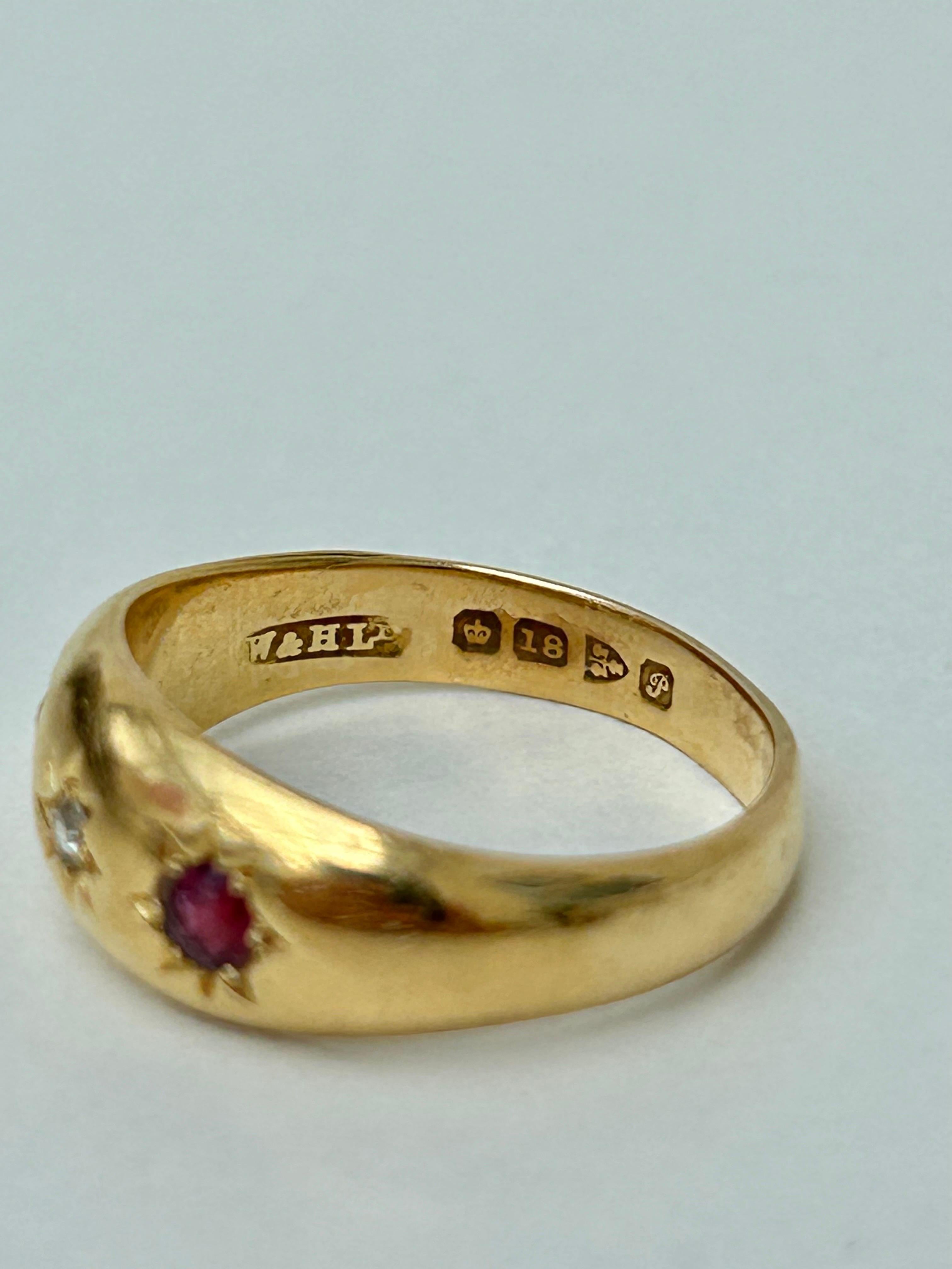 Antiker 3-Sterne-Ring aus 18 Karat Gelbgold mit Rubin und Diamant (Rundschliff)