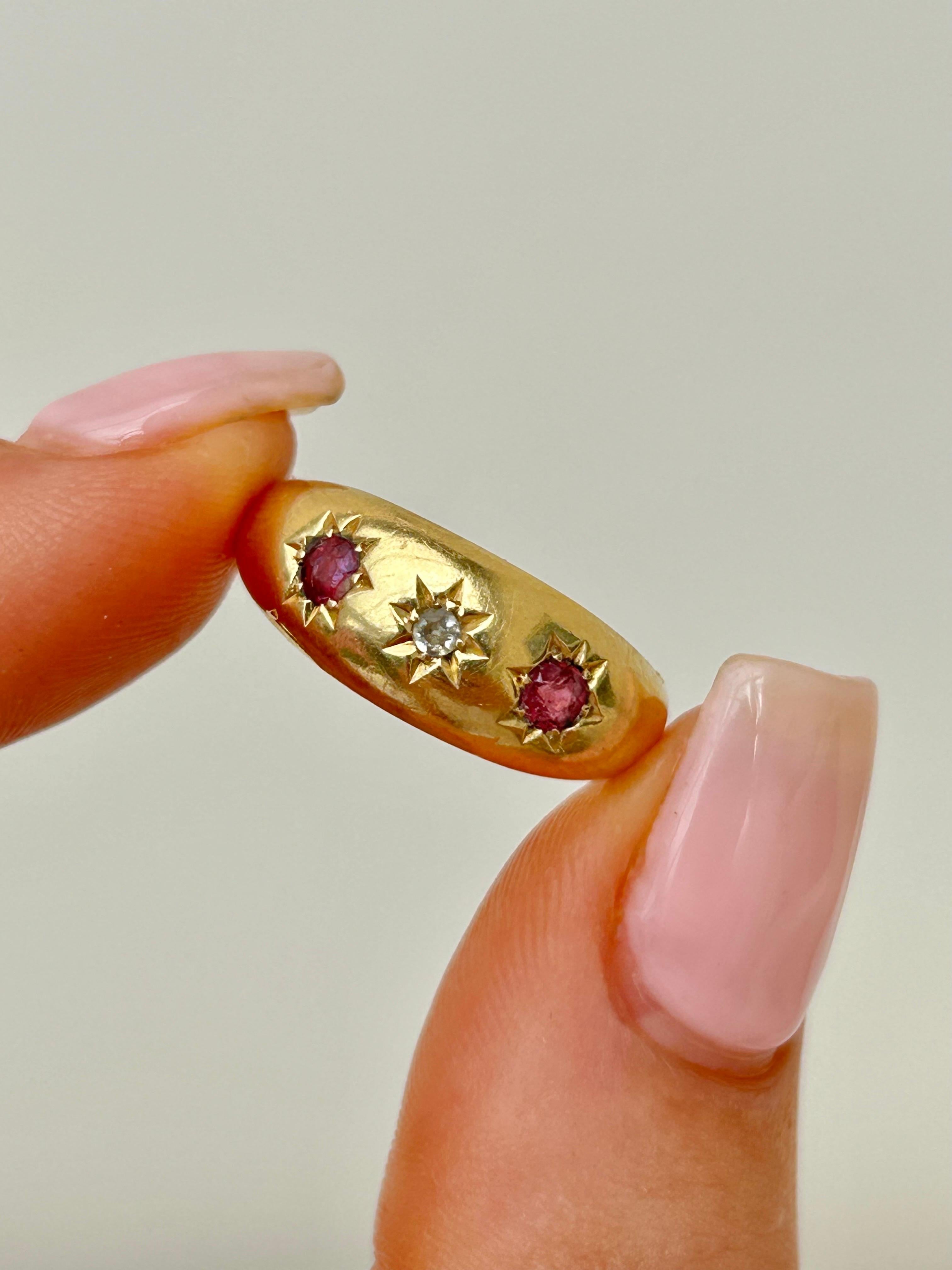 Antiker 3-Sterne-Ring aus 18 Karat Gelbgold mit Rubin und Diamant im Zustand „Gut“ in Chipping Campden, GB