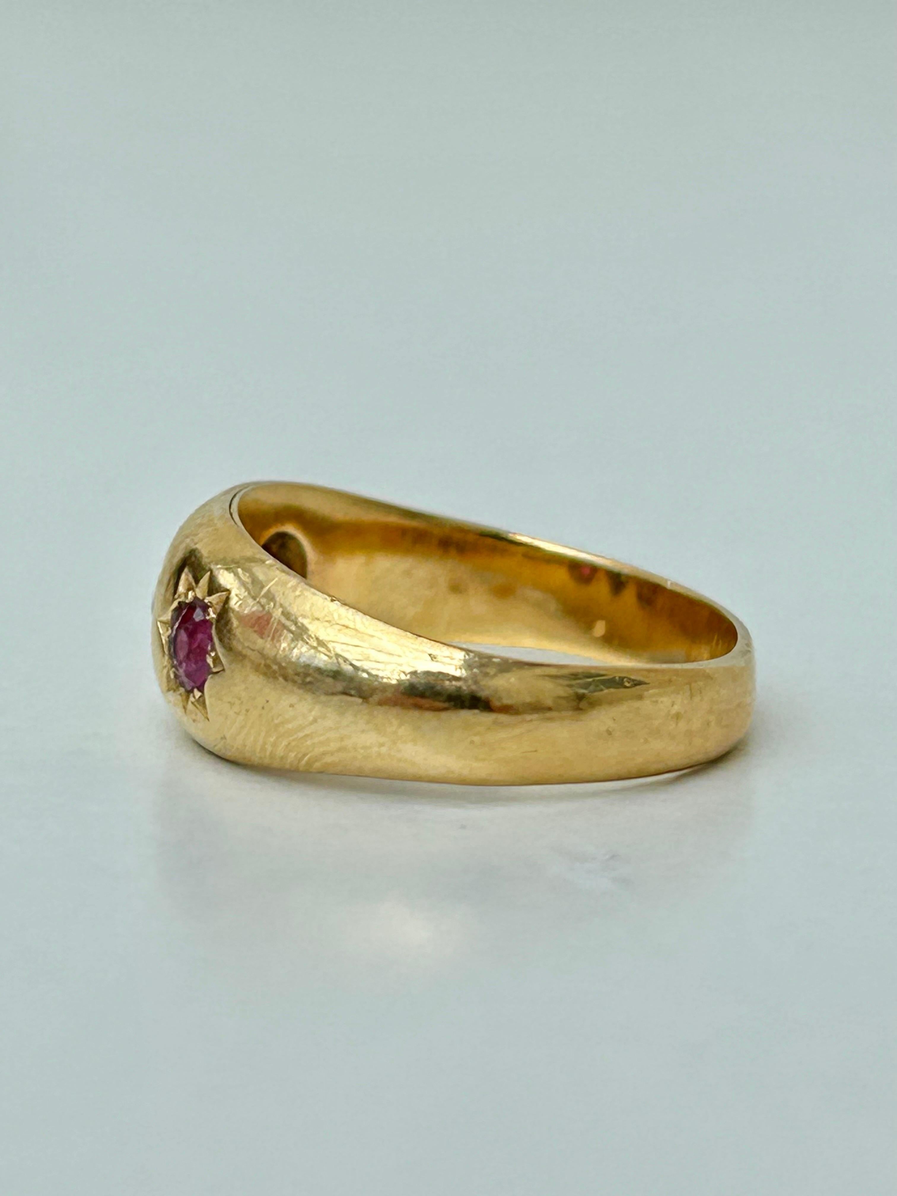Antiker 3-Sterne-Ring aus 18 Karat Gelbgold mit Rubin und Diamant für Damen oder Herren