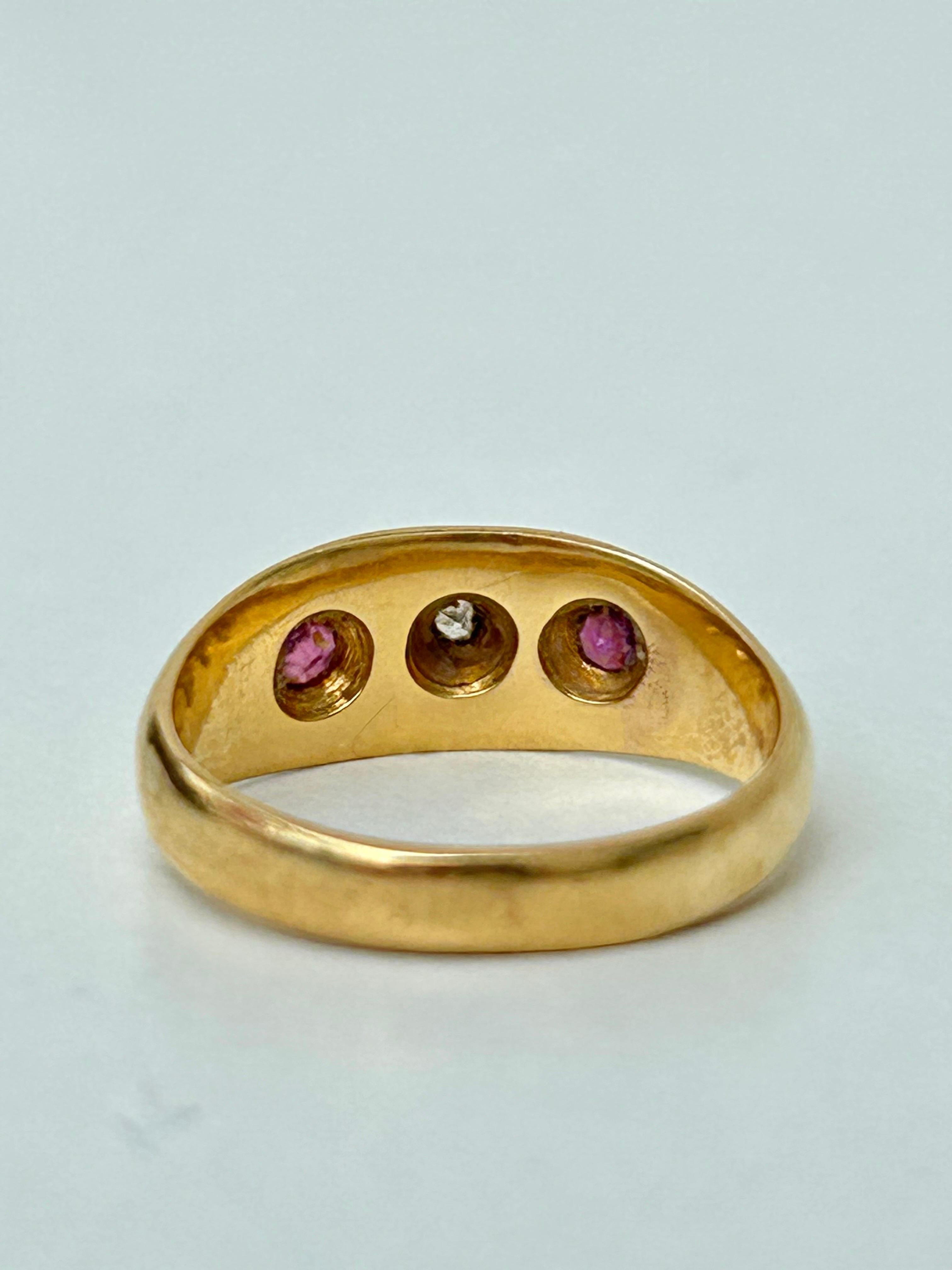 Antiker 3-Sterne-Ring aus 18 Karat Gelbgold mit Rubin und Diamant 1