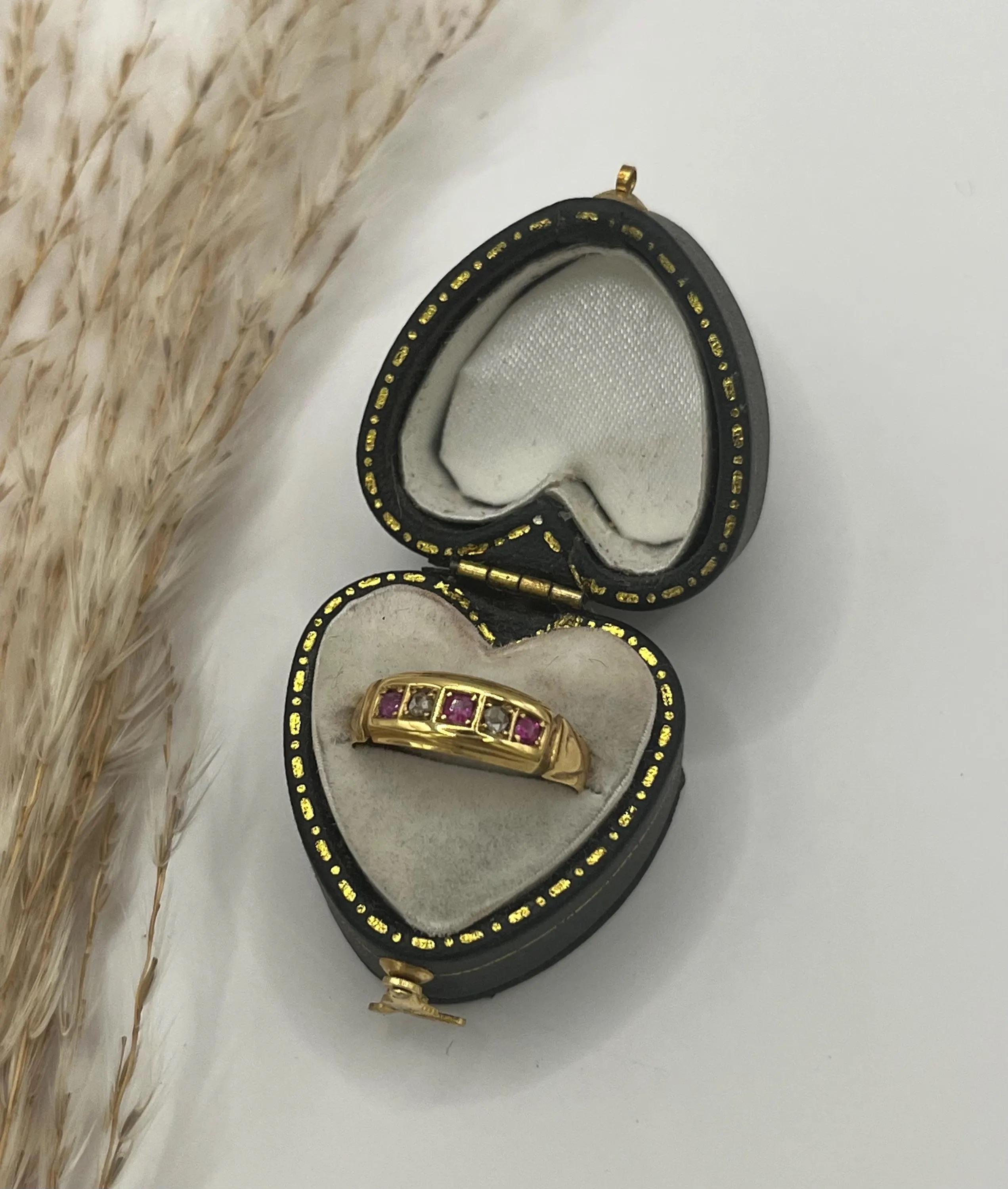 Bague ancienne en or jaune 18ct avec rubis et diamants, Circa 1910 en vente 4