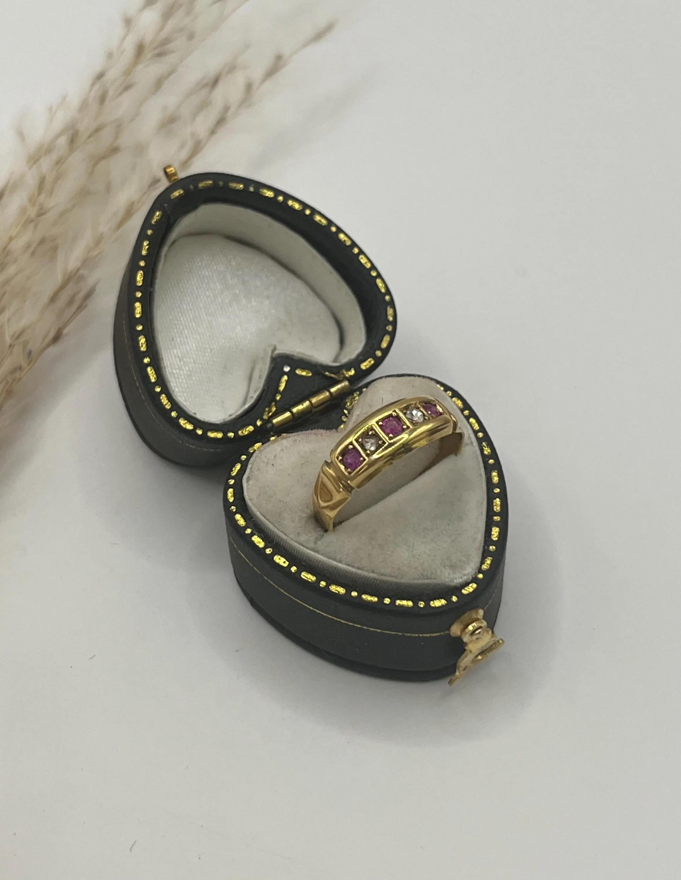 Bague ancienne en or jaune 18ct avec rubis et diamants, Circa 1910 en vente 5