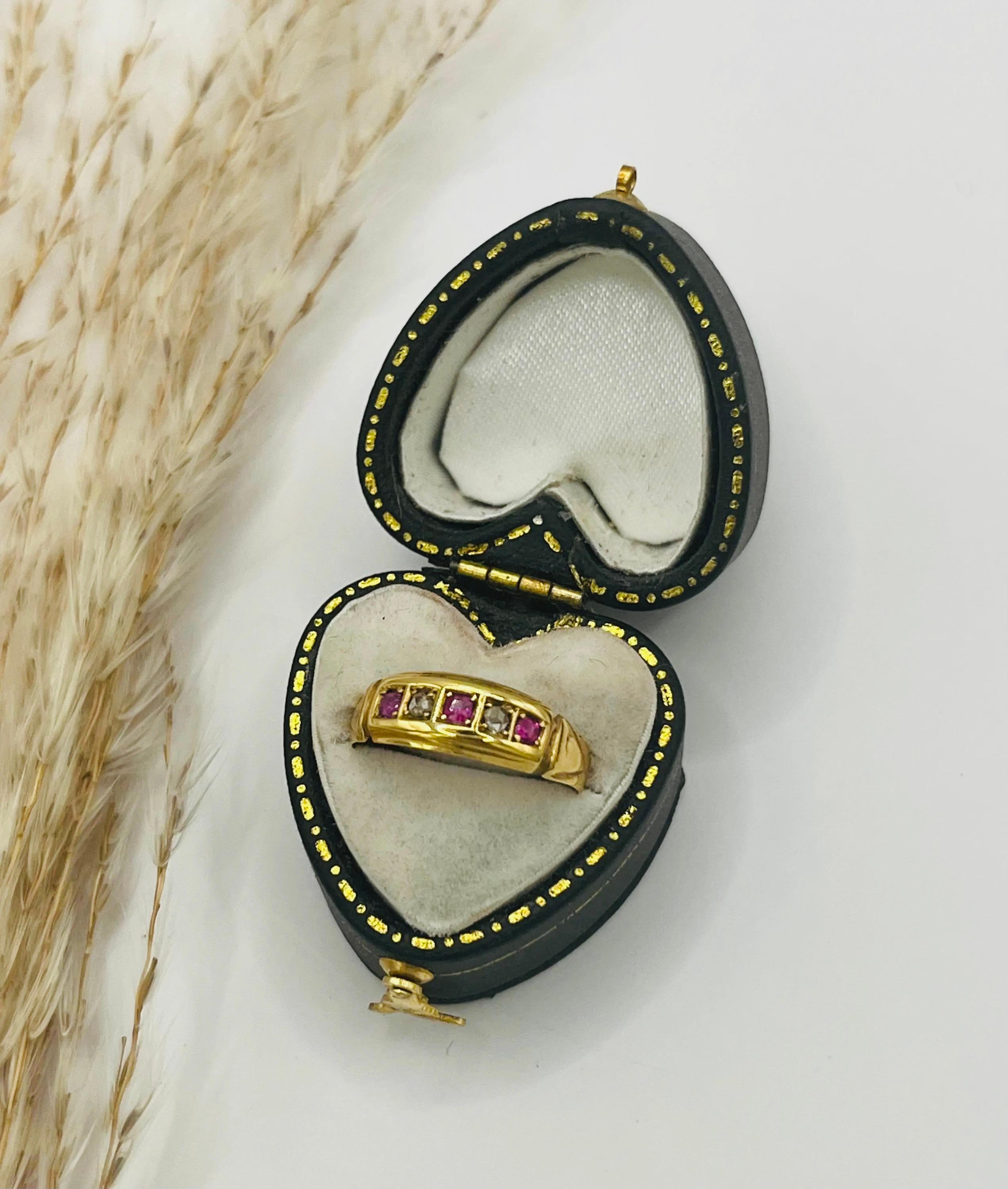 Bague ancienne en or jaune 18ct avec rubis et diamants, Circa 1910 en vente 6