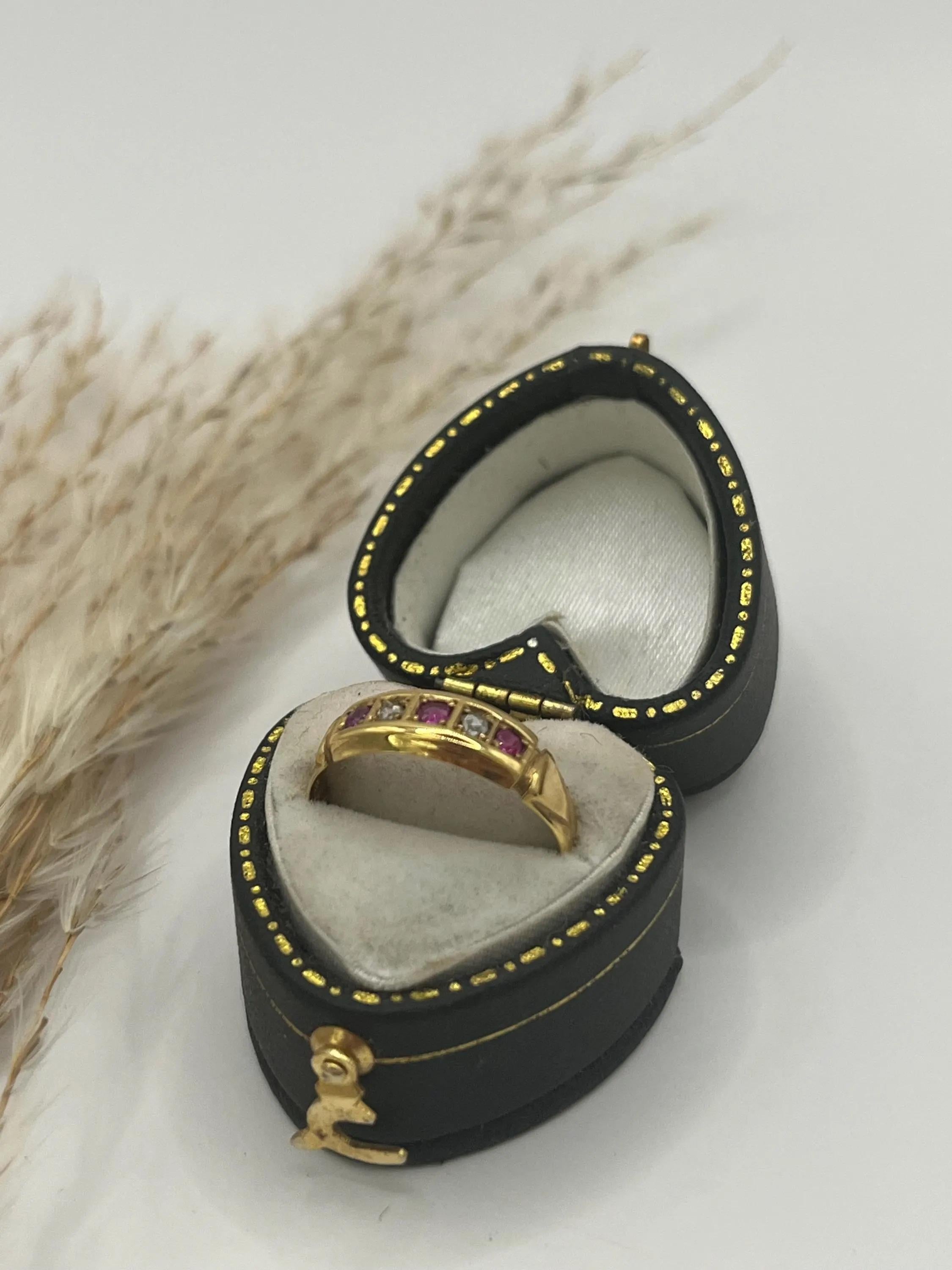 Édouardien Bague ancienne en or jaune 18ct avec rubis et diamants, Circa 1910 en vente