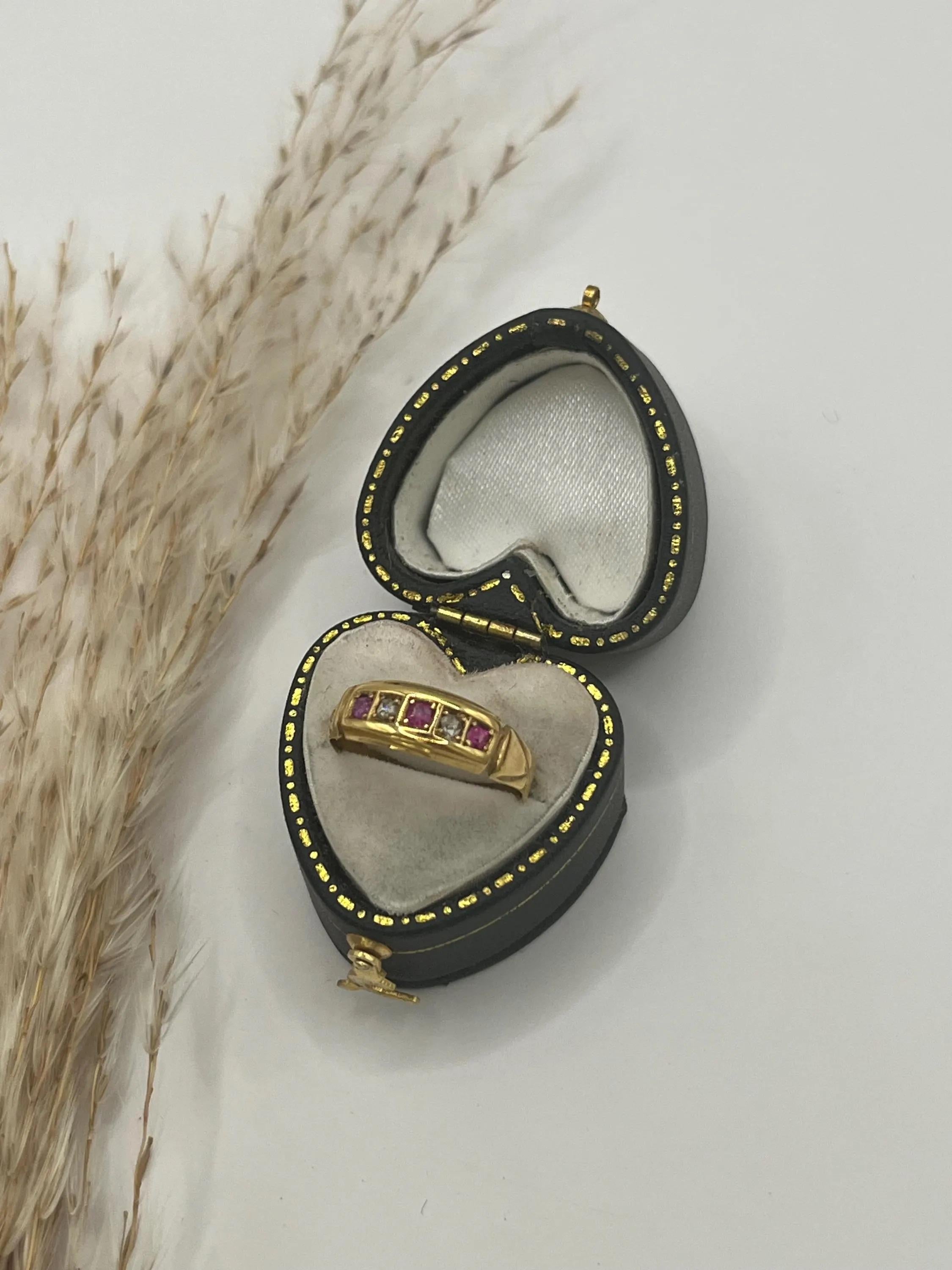 Taille ronde Bague ancienne en or jaune 18ct avec rubis et diamants, Circa 1910 en vente