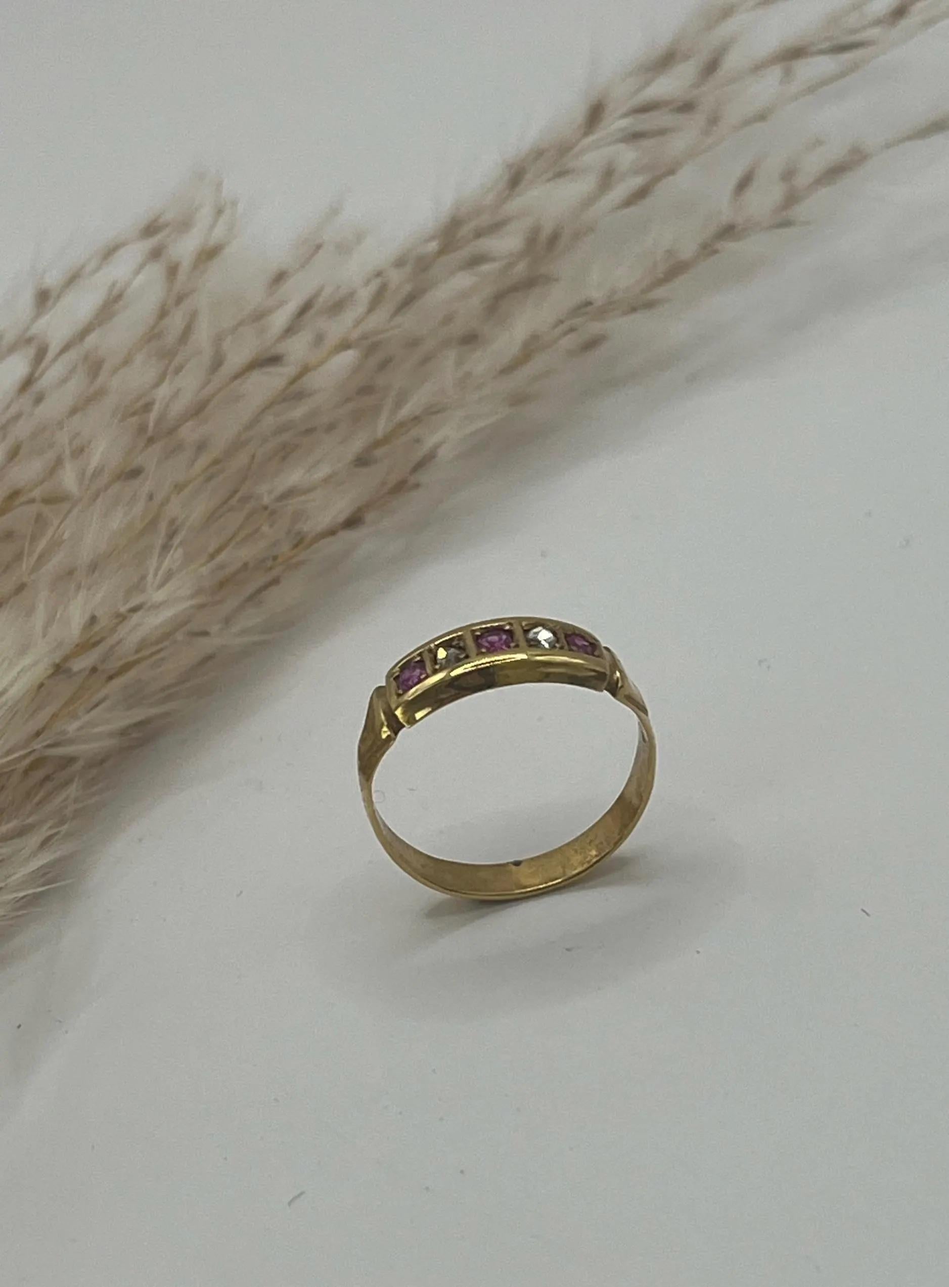 Bague ancienne en or jaune 18ct avec rubis et diamants, Circa 1910 Bon état - En vente à Brighton, GB