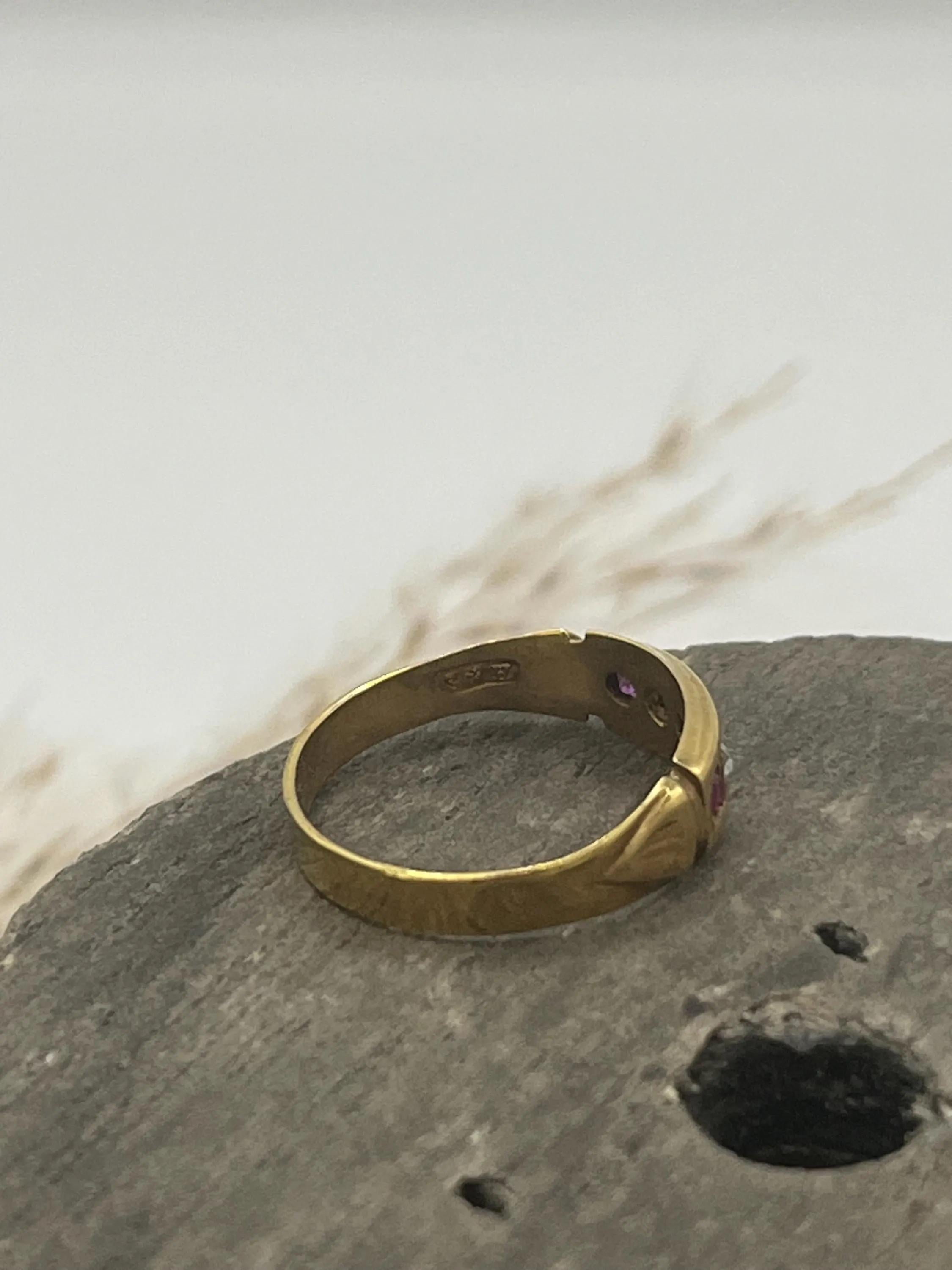 Bague ancienne en or jaune 18ct avec rubis et diamants, Circa 1910 Unisexe en vente