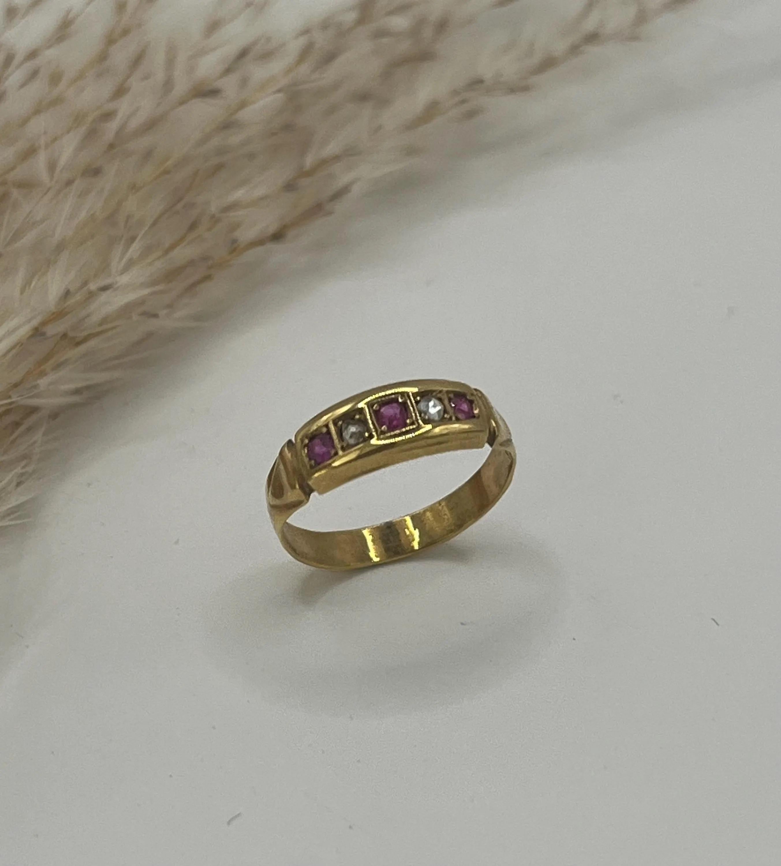 Bague ancienne en or jaune 18ct avec rubis et diamants, Circa 1910 en vente 1
