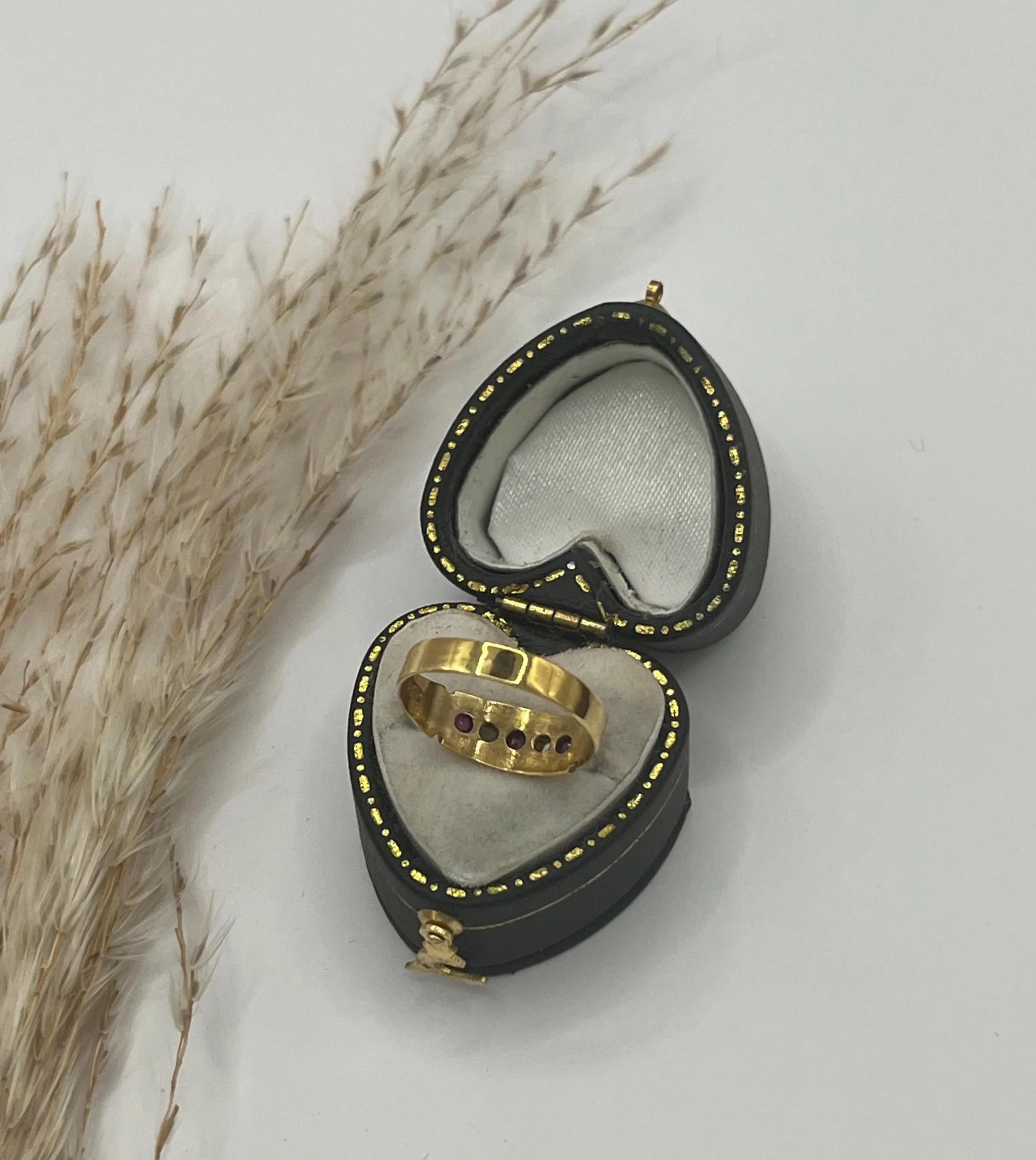 Bague ancienne en or jaune 18ct avec rubis et diamants, Circa 1910 en vente 2