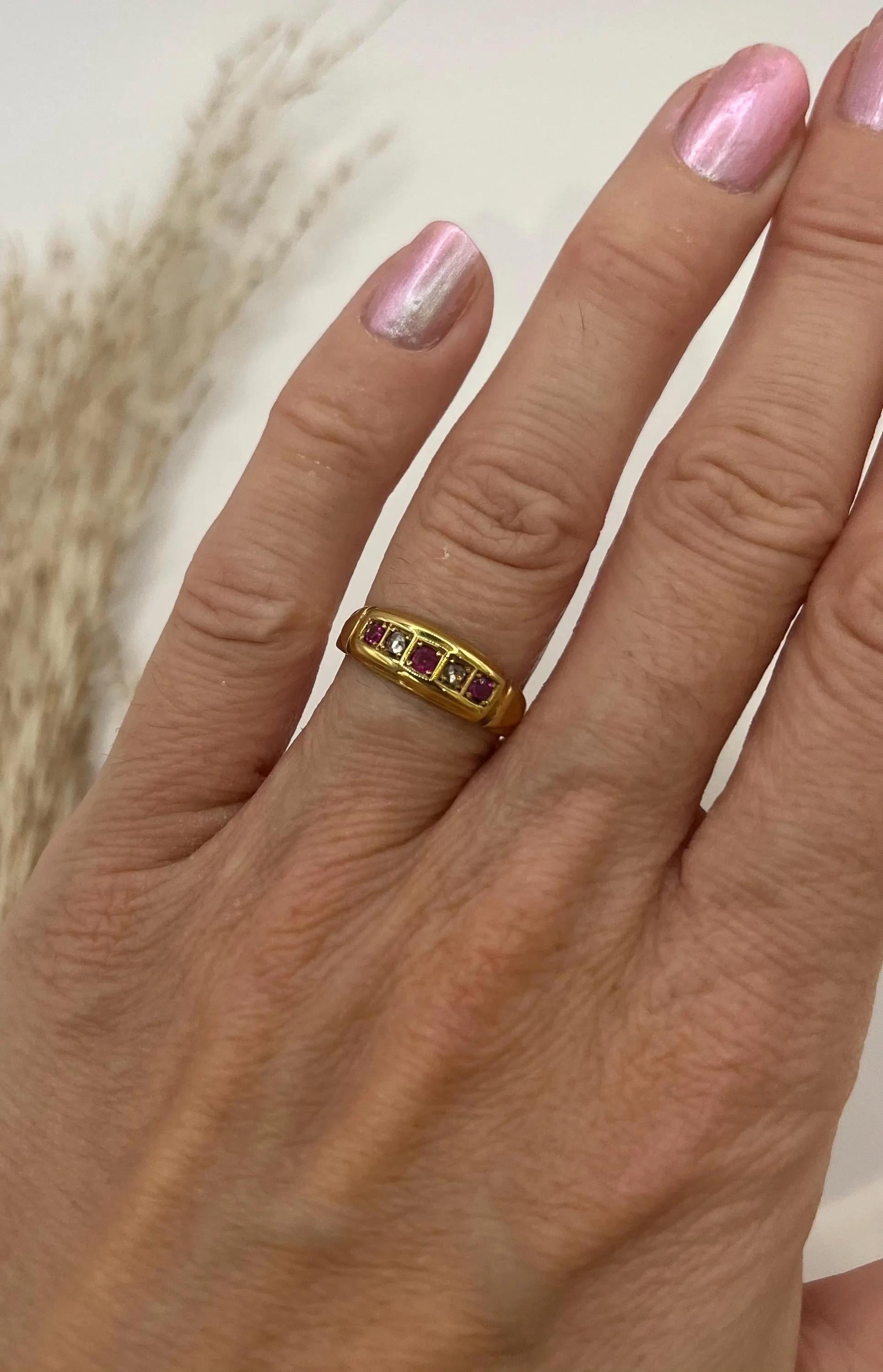 Bague ancienne en or jaune 18ct avec rubis et diamants, Circa 1910 en vente 3