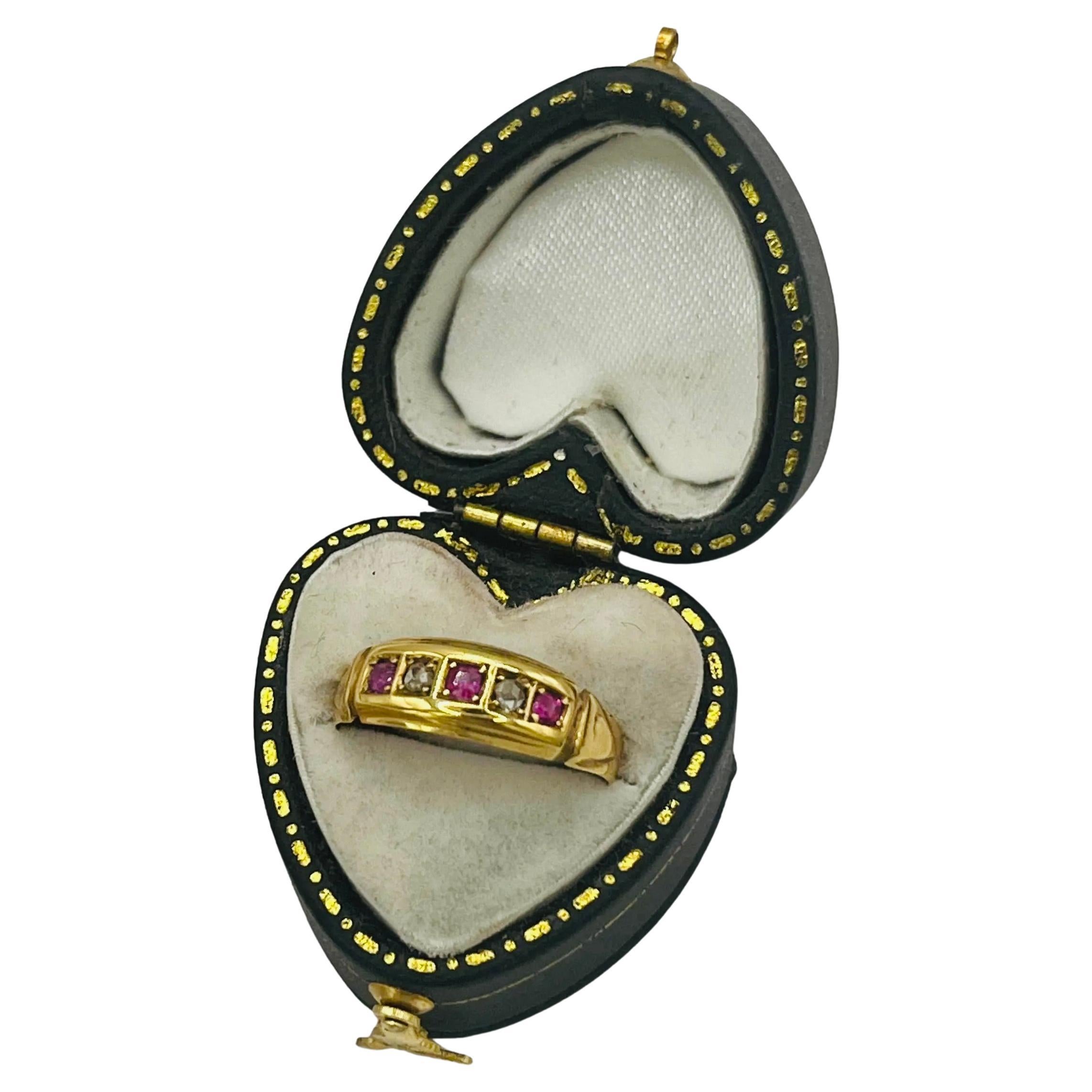 Bague ancienne en or jaune 18ct avec rubis et diamants, Circa 1910 en vente