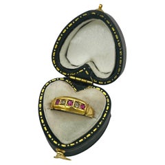 Bague ancienne en or jaune 18ct avec rubis et diamants, Circa 1910