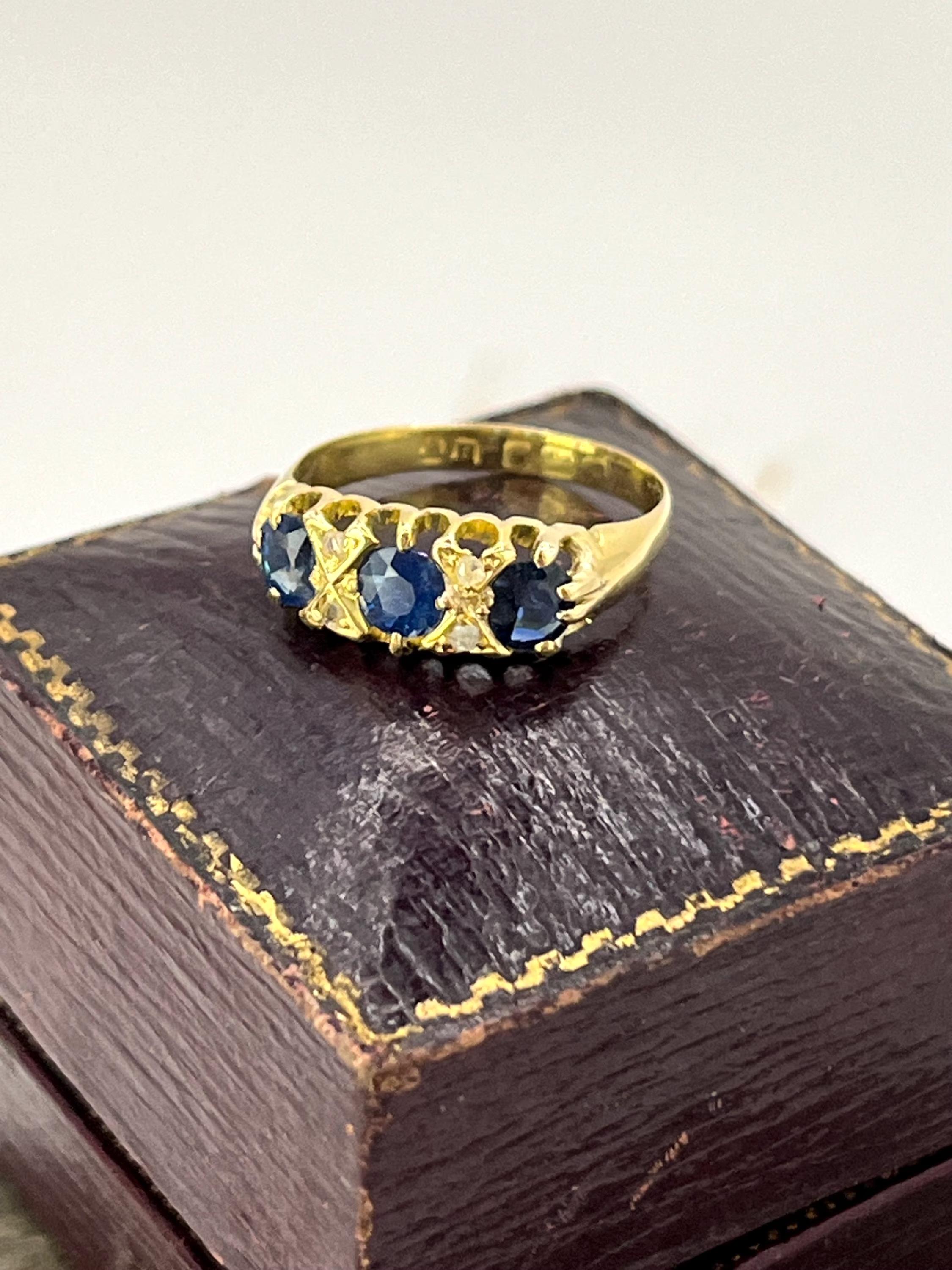 Antiker Saphir & Diamant Ring 

Gepunztes 18ct Gold 

Gepunzt Birmingham getragen Datum Brief
Makers Mark AH

Ein wunderschön ausgewogener antiker Ring mit drei Saphiren und vier Diamanten im Einzelschliff, die alle in reichhaltigem 18-karätigem