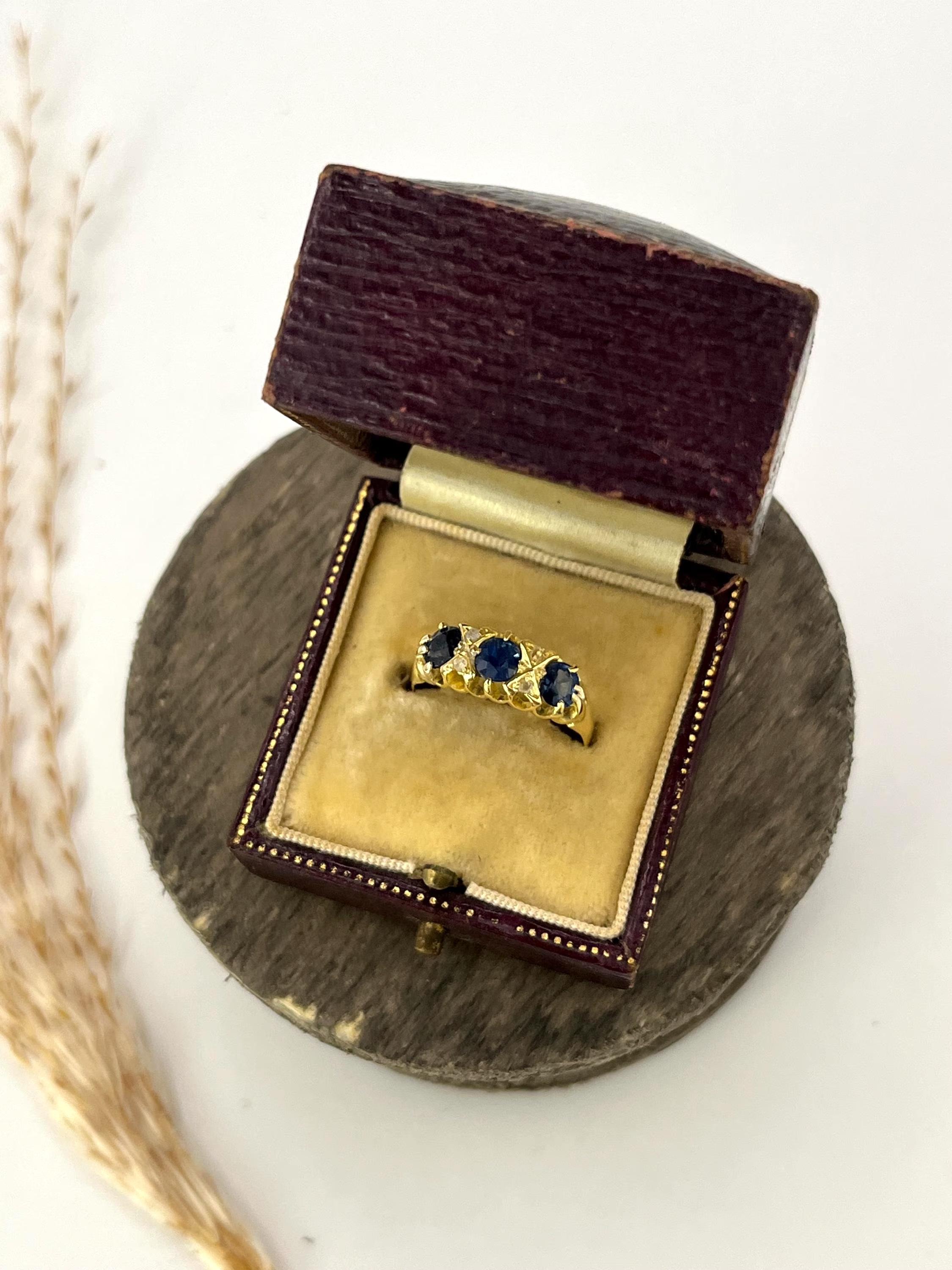 Antiker Ring aus 18 Karat Gelbgold, Saphir und Diamant, CIRCA 1900 im Angebot 3