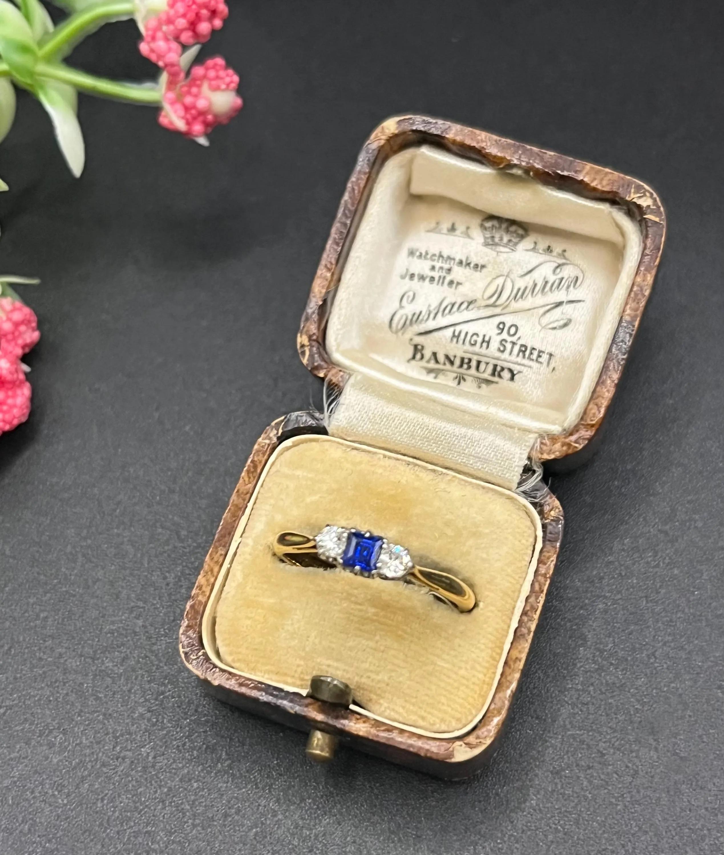 Antico anello a tre pietre in oro giallo 18ct, zaffiri e diamanti, Circa 1920 in vendita 5