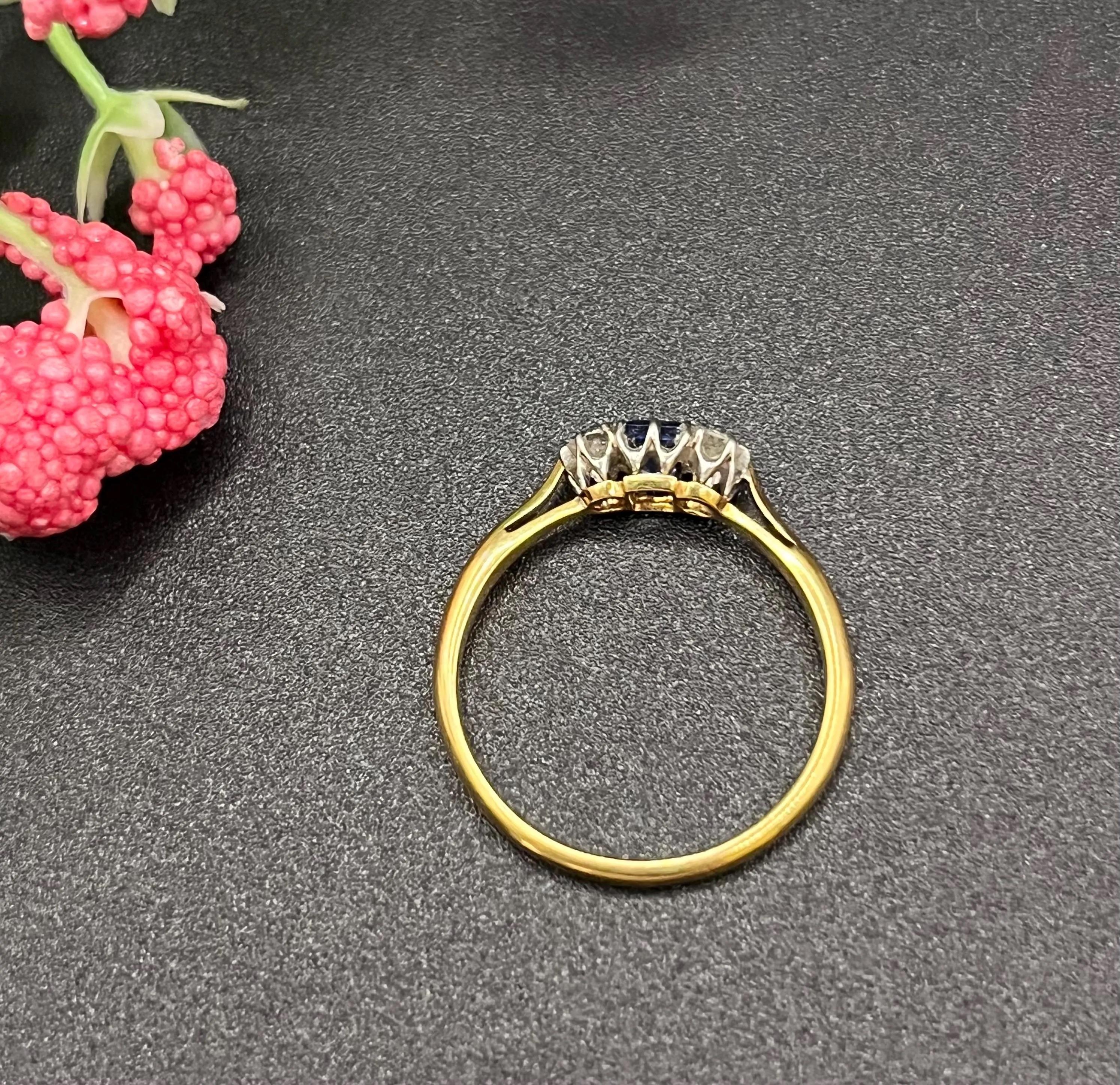 Antico anello a tre pietre in oro giallo 18ct, zaffiri e diamanti, Circa 1920 in vendita 6
