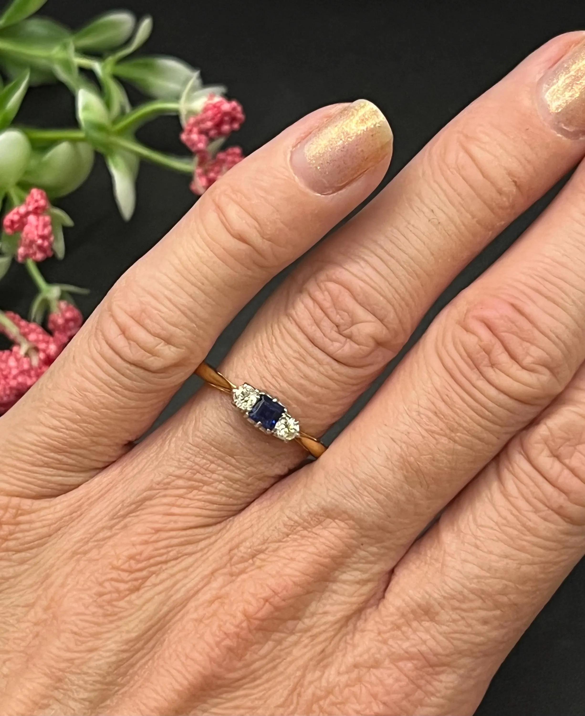Anello a tre pietre con zaffiro e diamante Vintage A. Stone 

Oro 18ct stampato

Circa 1920

Ti presentiamo uno splendido anello a tre pietre con zaffiro e diamante in oro giallo 18ct. Questo squisito pezzo presenta uno zaffiro blu centrale di