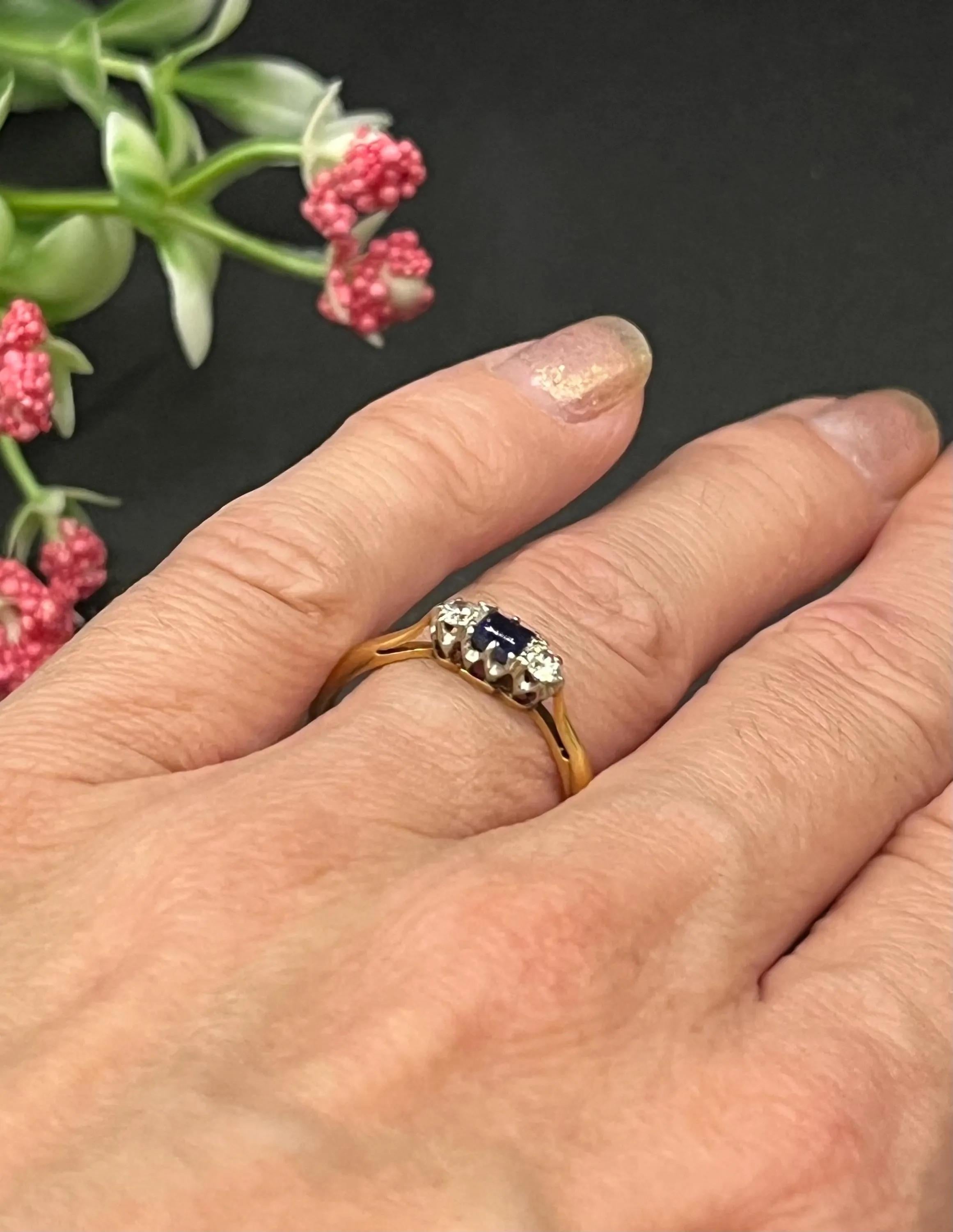 Quadrato Antico anello a tre pietre in oro giallo 18ct, zaffiri e diamanti, Circa 1920 in vendita